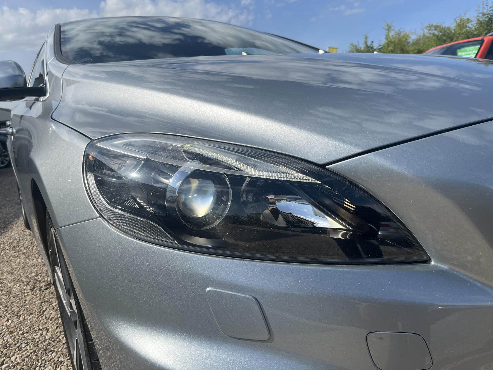 Volvo V40 2.0 D3 R-Design Hatchback 5dr Diesel Geartronic Euro 5 (s/s) (150 ps)