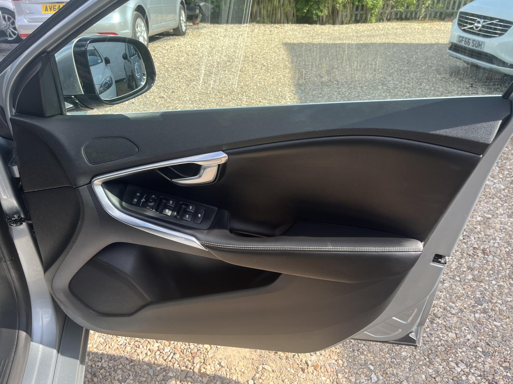 Volvo V40 2.0 D3 R-Design Hatchback 5dr Diesel Geartronic Euro 5 (s/s) (150 ps)