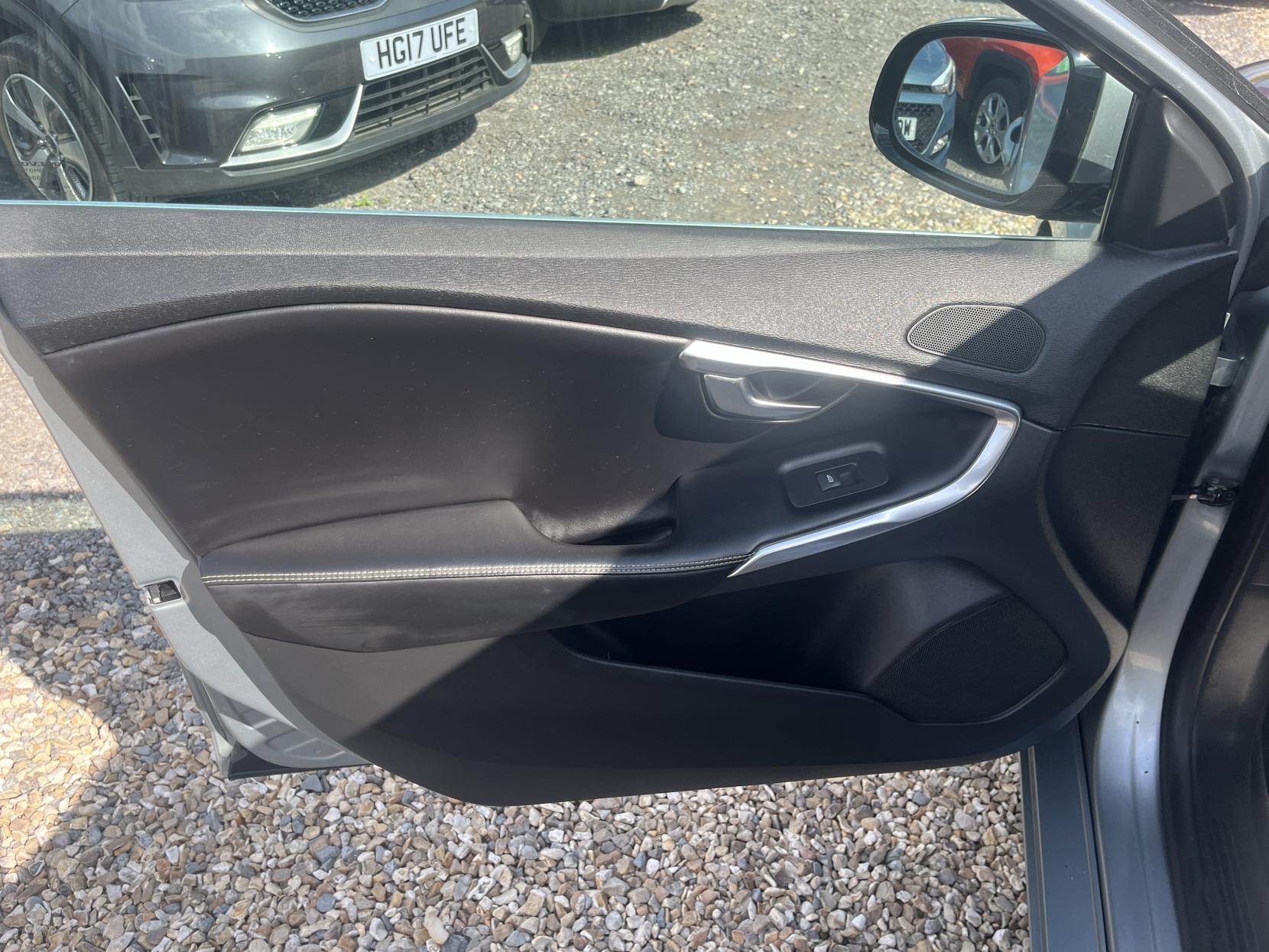 Volvo V40 2.0 D3 R-Design Hatchback 5dr Diesel Geartronic Euro 5 (s/s) (150 ps)
