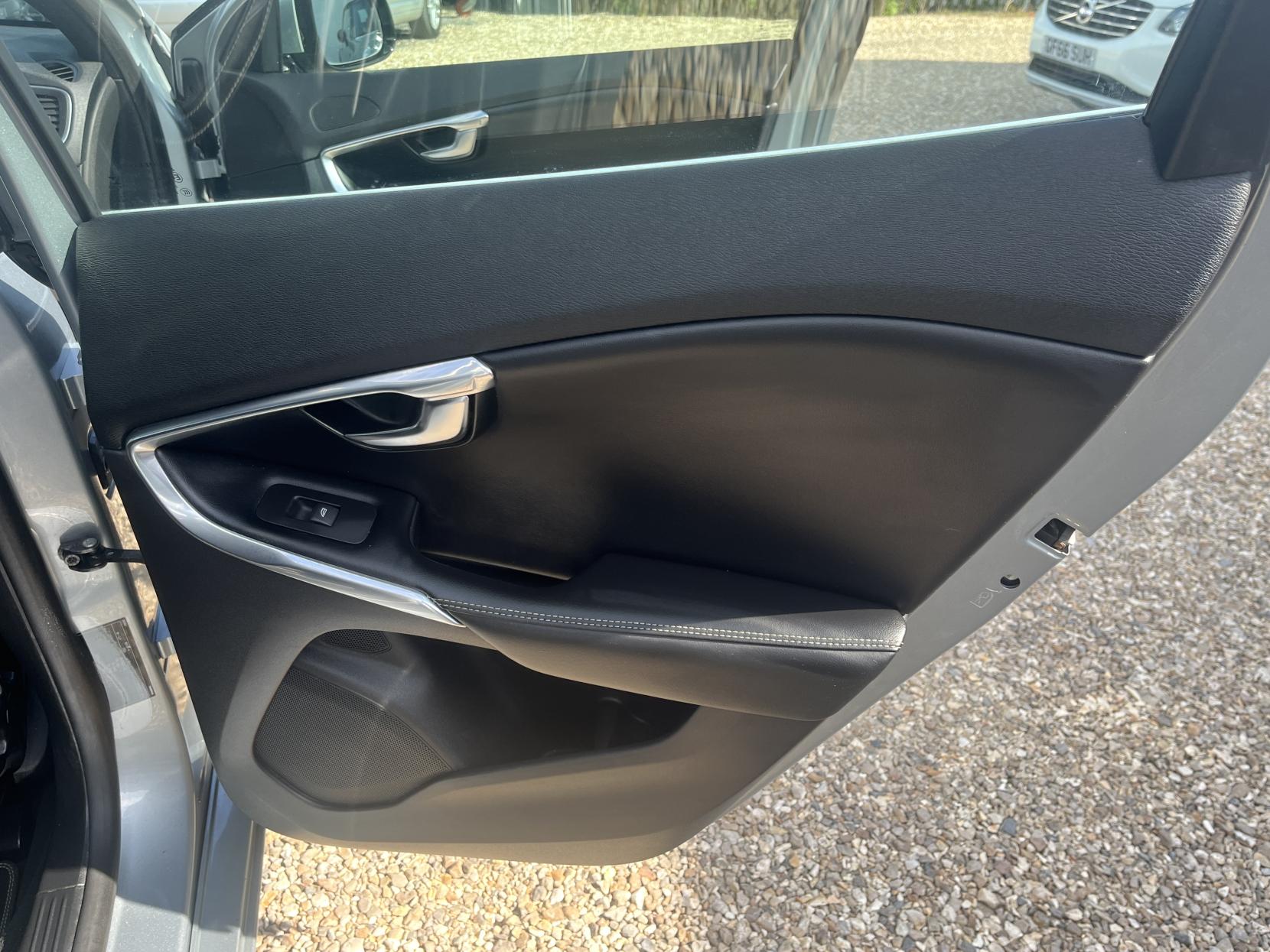 Volvo V40 2.0 D3 R-Design Hatchback 5dr Diesel Geartronic Euro 5 (s/s) (150 ps)