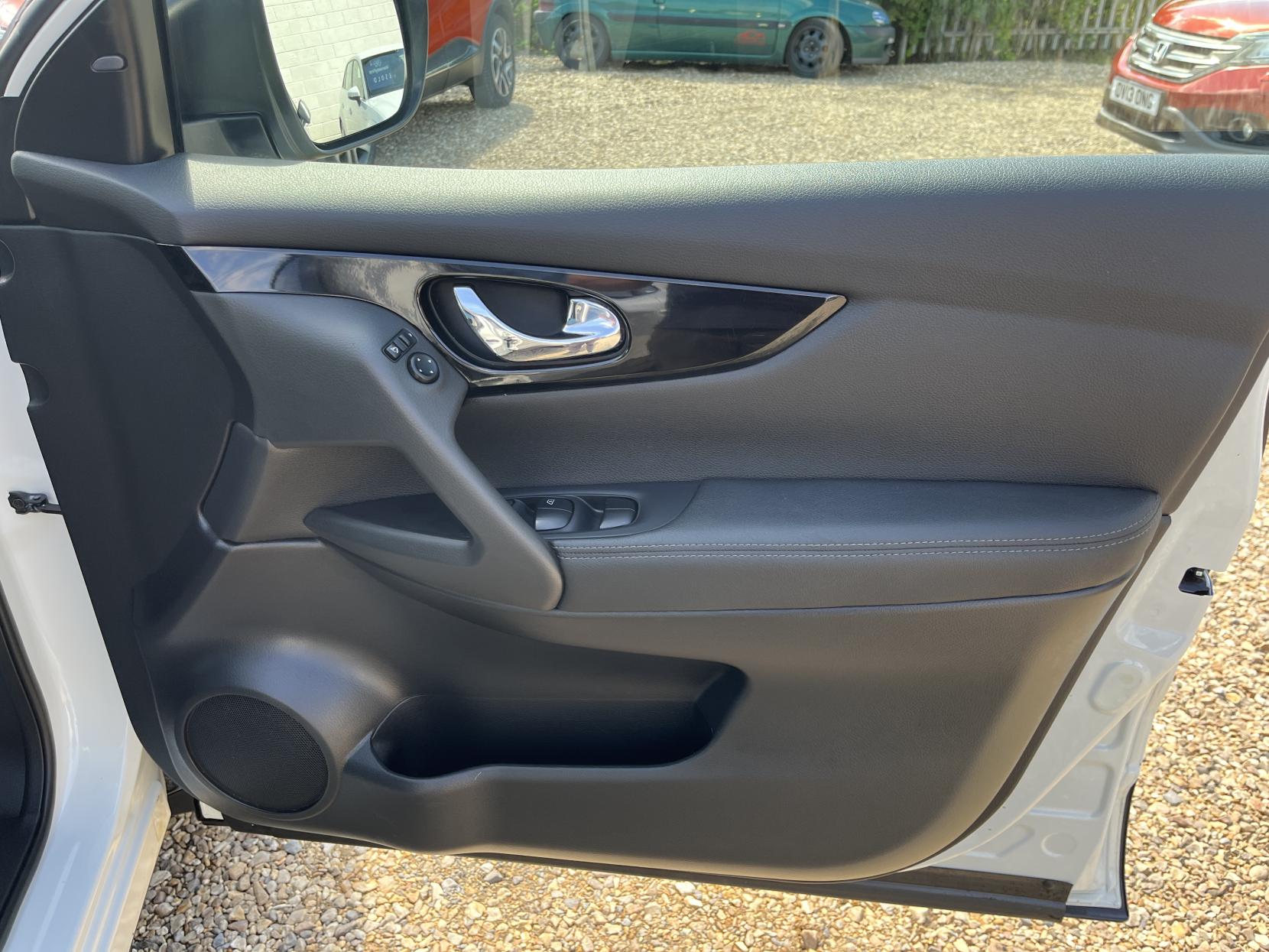 Nissan Qashqai 1.5 dCi Tekna SUV 5dr Diesel Manual 2WD Euro 6 (s/s) (110 ps)