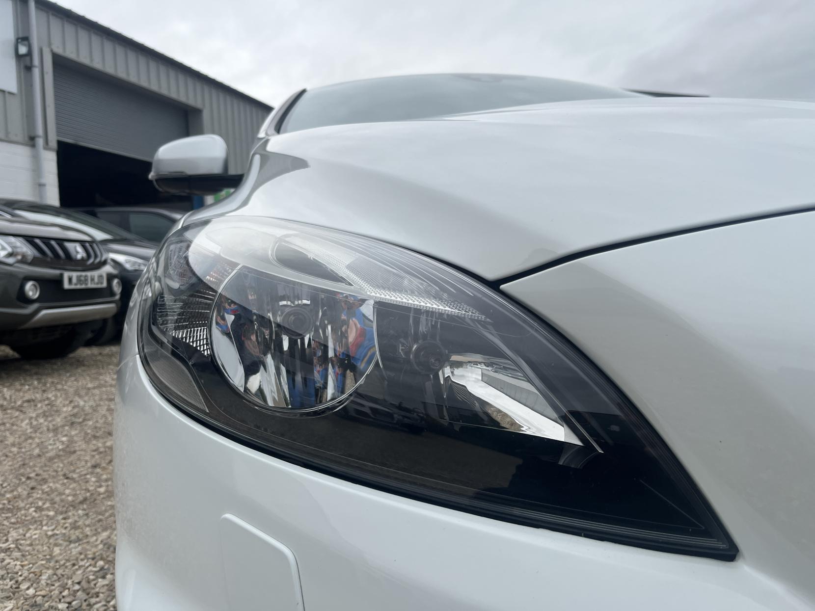 Volvo V40 1.6 T2 R-Design Hatchback 5dr Petrol Manual Euro 5 (s/s) (120 ps)