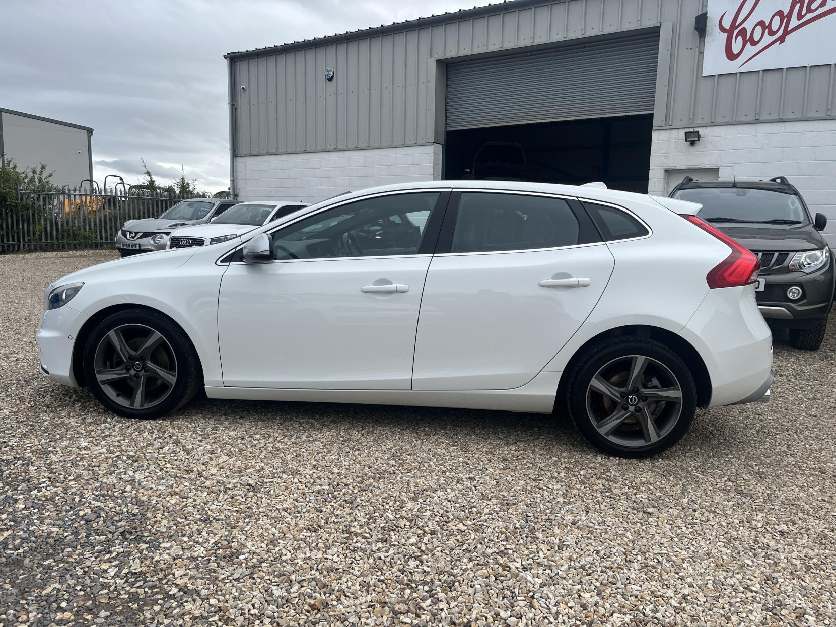 Volvo V40 1.6 T2 R-Design Hatchback 5dr Petrol Manual Euro 5 (s/s) (120 ps)