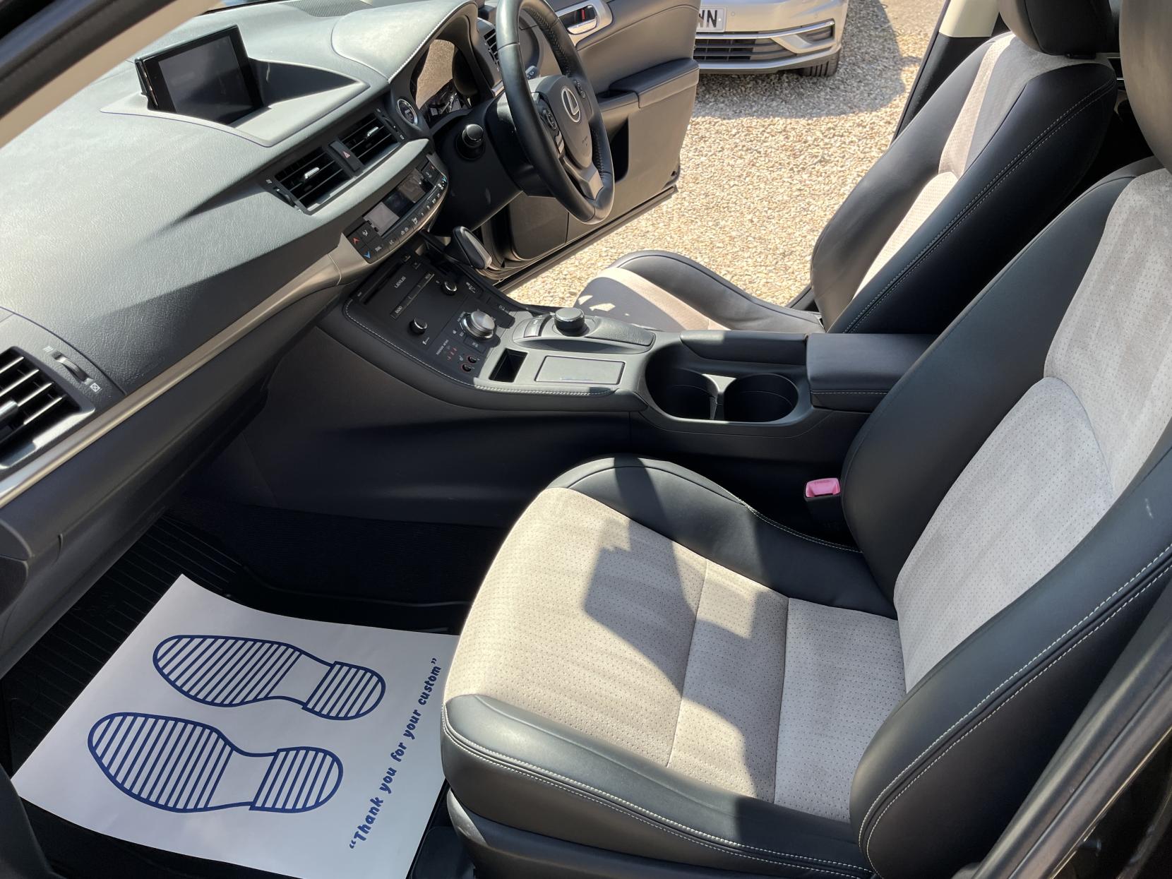 Lexus CT 1.8 200h Advance Plus Hatchback 5dr Petrol Hybrid CVT Euro 6 (s/s) (136 ps)