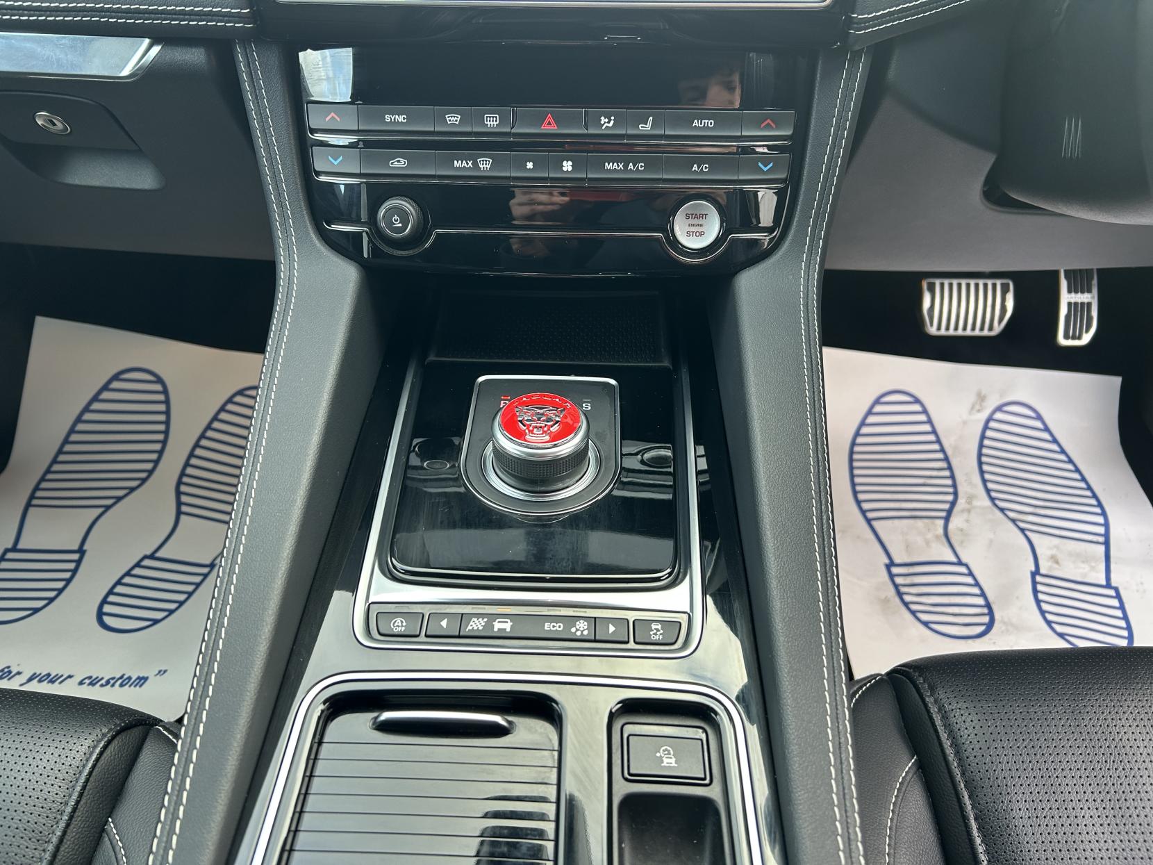 Jaguar F-PACE 3.0 D300 V6 S SUV 5dr Diesel Auto AWD Euro 6 (s/s) (300 ps)