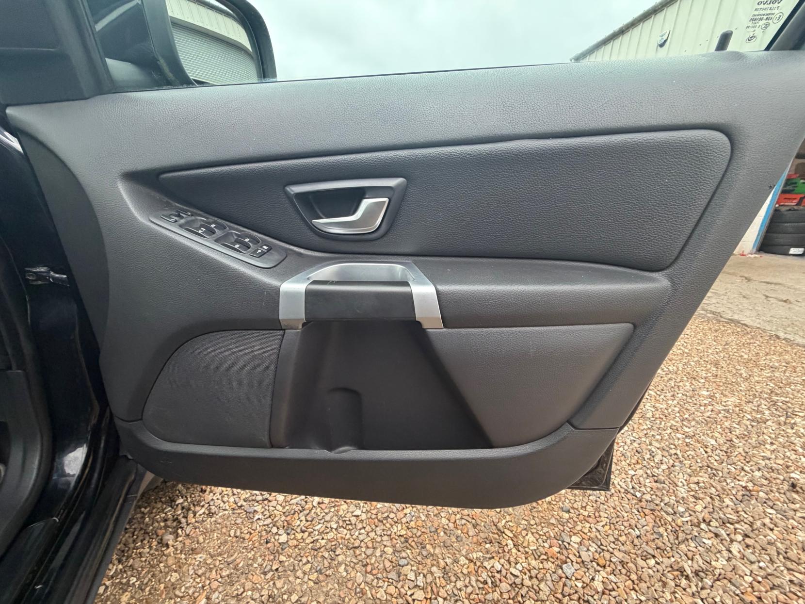 Volvo XC90 2.4 D5 SE SUV 5dr Diesel Geartronic AWD (219 g/km, 200 bhp)