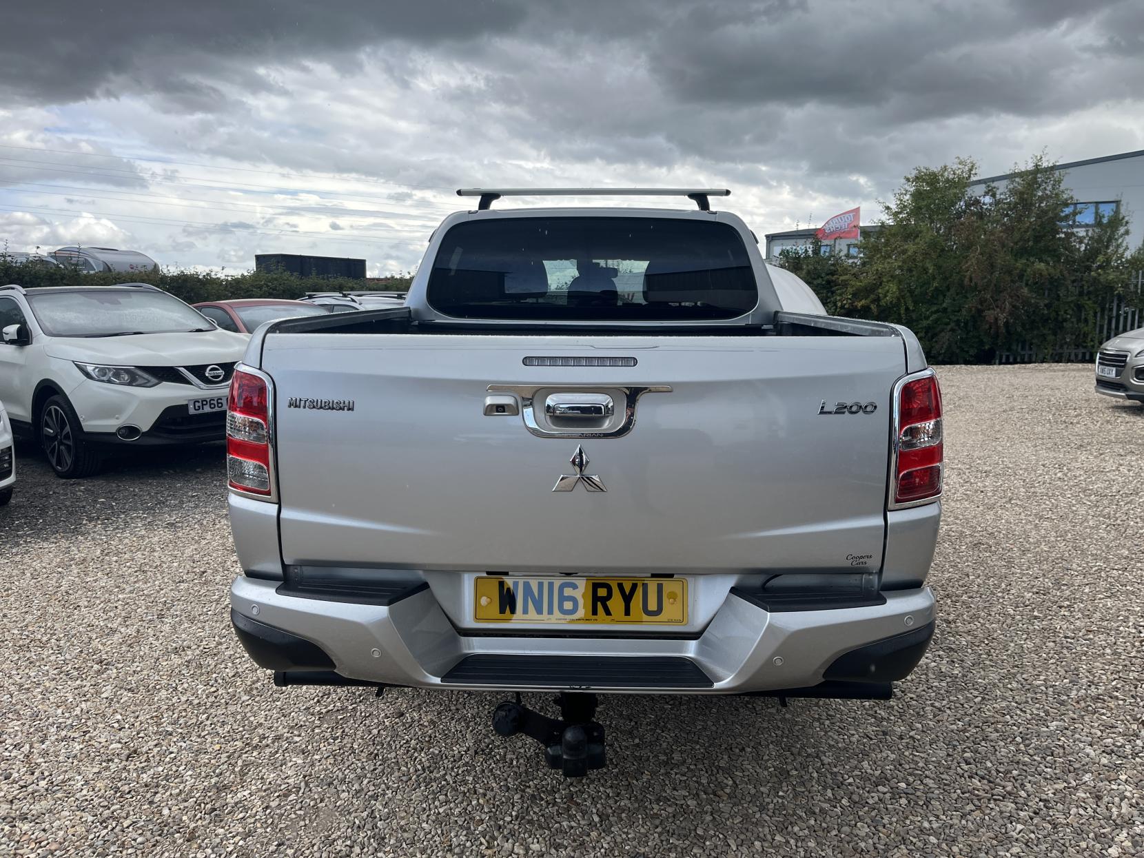 Mitsubishi L200 2.4 DI-D DC Barbarian Pickup Double Cab 4dr Diesel Auto 4WD Euro 5 (178 ps)