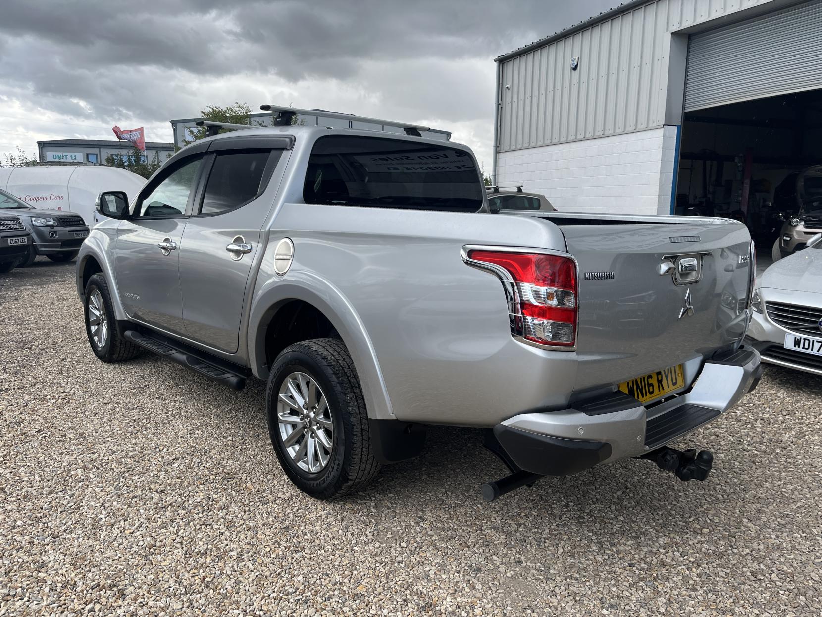Mitsubishi L200 2.4 DI-D DC Barbarian Pickup Double Cab 4dr Diesel Auto 4WD Euro 5 (178 ps)