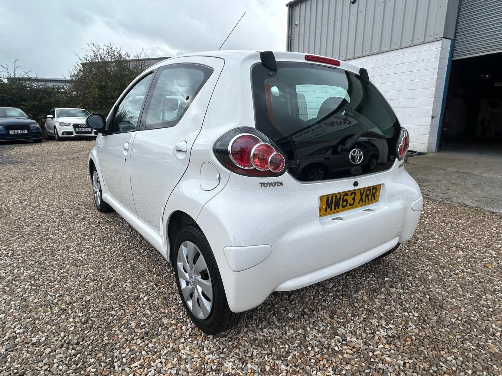 Toyota AYGO 1.0 VVT-i Move Hatchback 5dr Petrol MultiMode Euro 5 (68 ps)