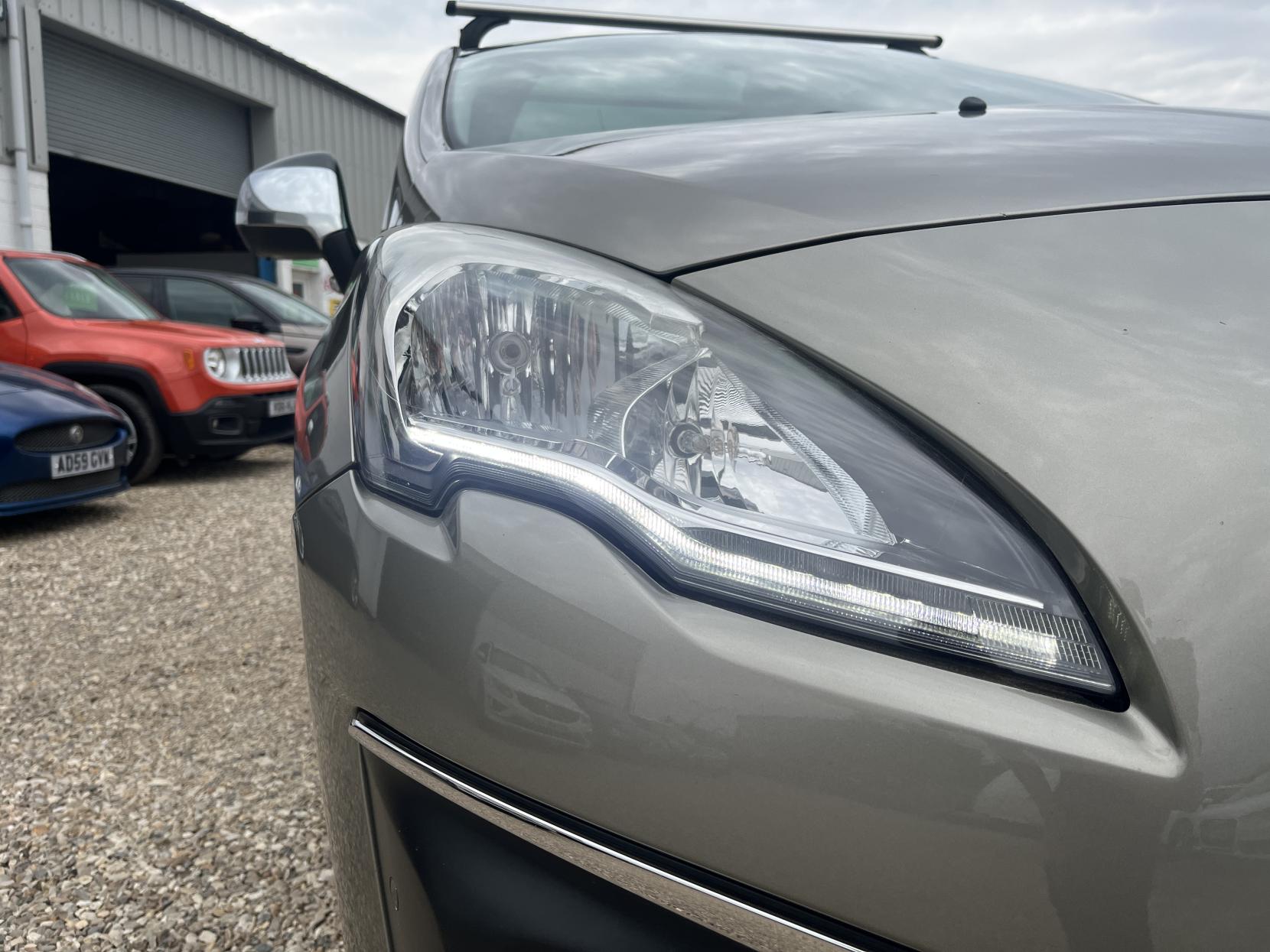 Peugeot 3008 2.0 HDi Allure SUV 5dr Diesel Auto Euro 5 (163 ps)