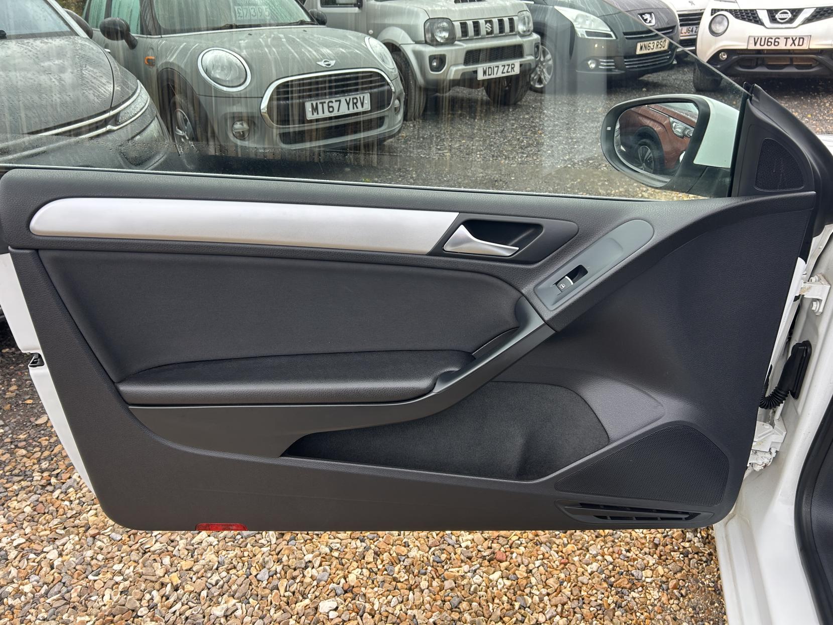 Volkswagen Golf 2.0 TDI BlueMotion Tech SE Cabriolet 2dr Diesel Manual Euro 5 (s/s) (140 ps)