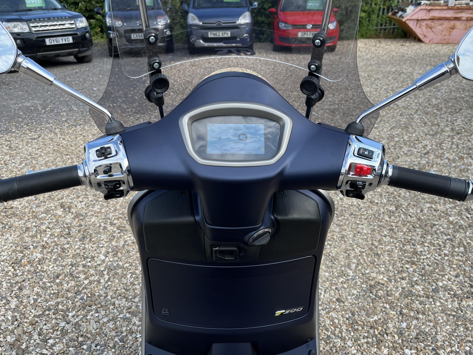 Piaggio Vespa GTS 300 HPE SuperTech ABS E5 Scooter Petrol Automatic (23.5 bhp)