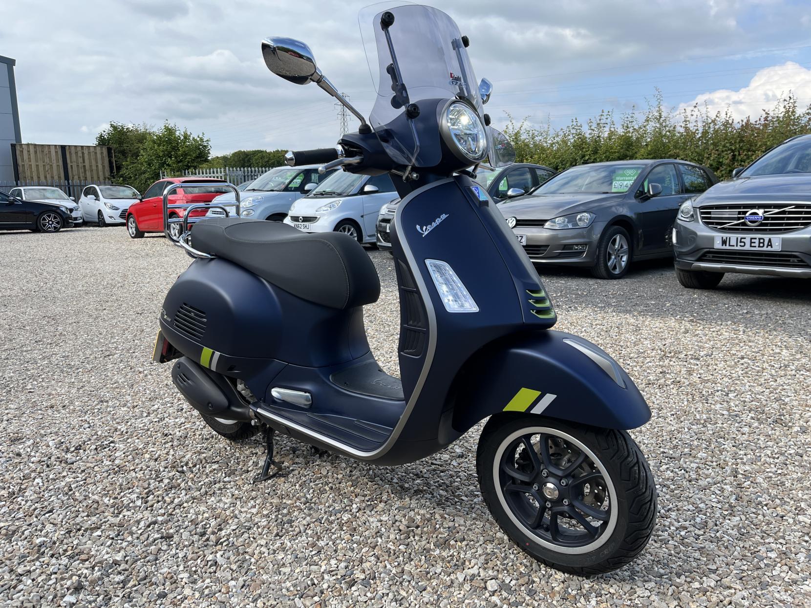 Piaggio Vespa GTS 300 HPE SuperTech ABS E5 Scooter Petrol Automatic (23.5 bhp)