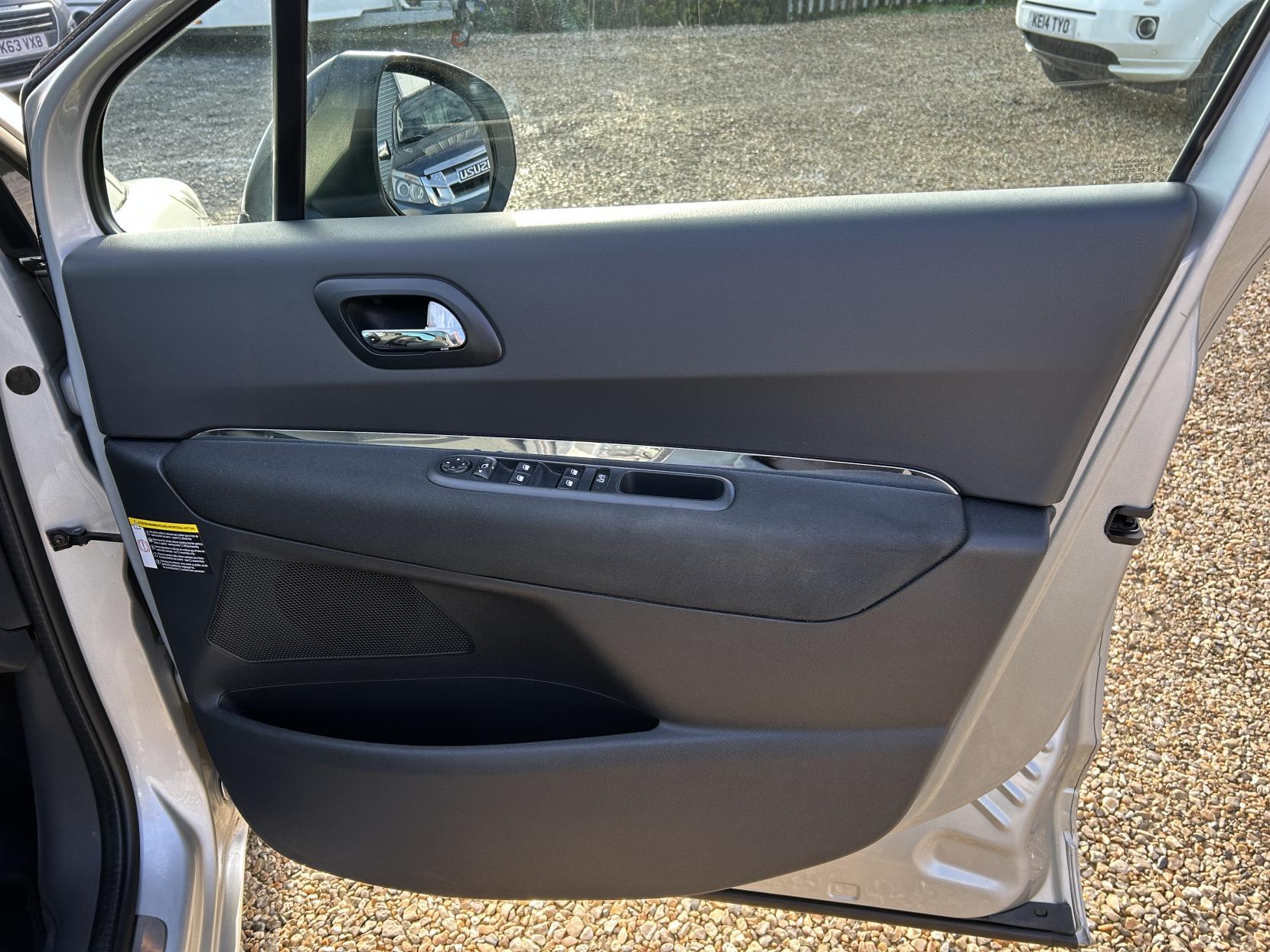 Peugeot 5008 1.6 e-HDi Allure MPV 5dr Diesel EGC Euro 5 (s/s) (115 ps)