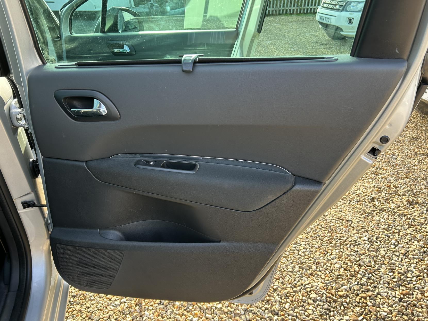 Peugeot 5008 1.6 e-HDi Allure MPV 5dr Diesel EGC Euro 5 (s/s) (115 ps)