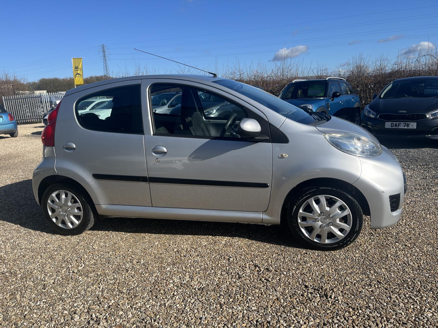 Peugeot 107 1.0 12V Urban Hatchback 5dr Petrol Manual Euro 4 (68 ps)