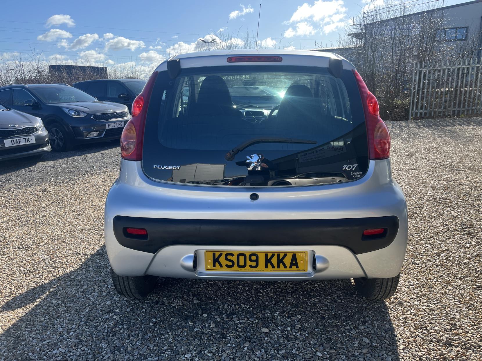 Peugeot 107 1.0 12V Urban Hatchback 5dr Petrol Manual Euro 4 (68 ps)