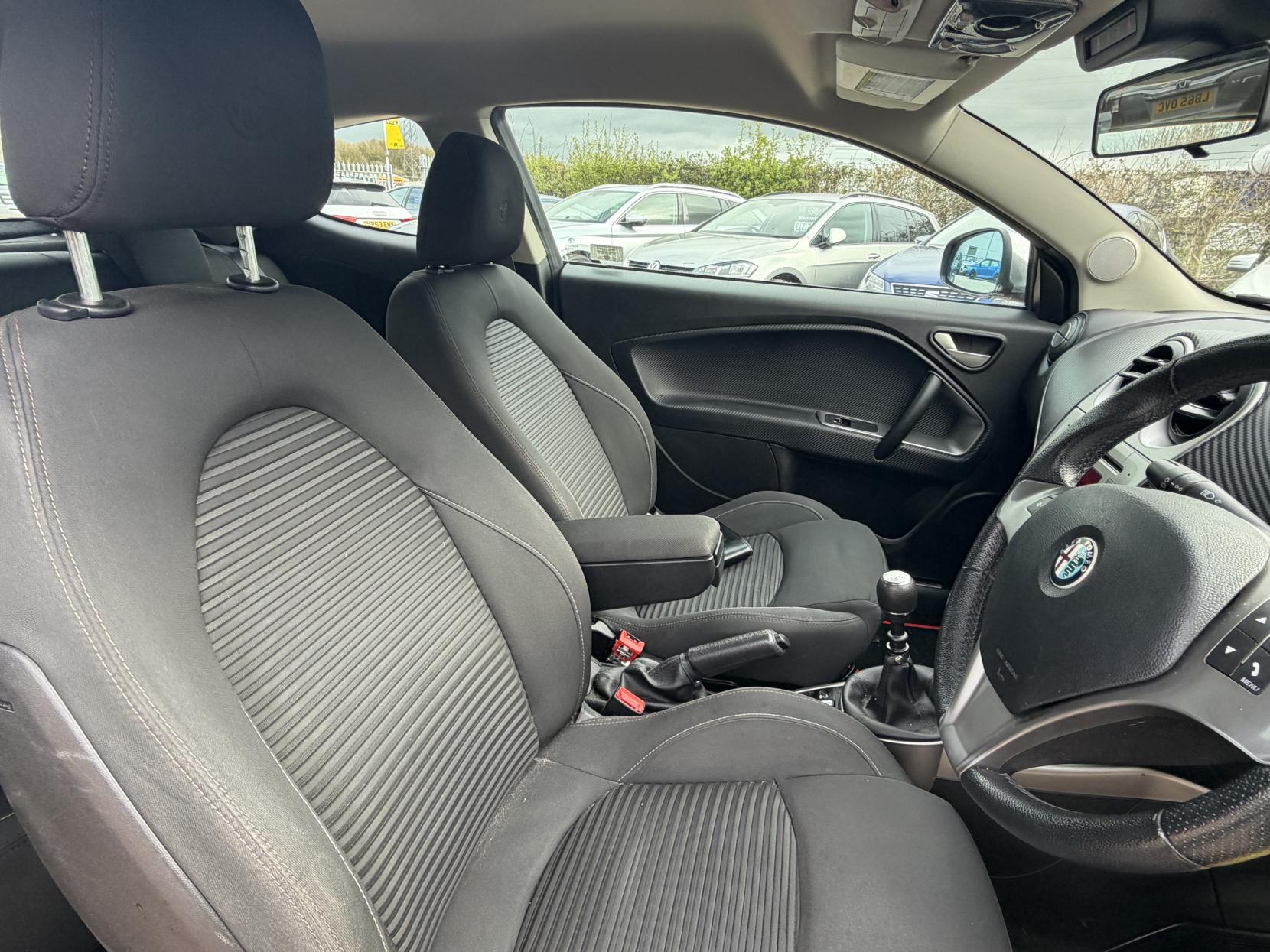 Alfa Romeo MiTo 1.4 MultiAir Distinctive Hatchback 3dr Petrol Manual Euro 5 (s/s) (105 bhp)