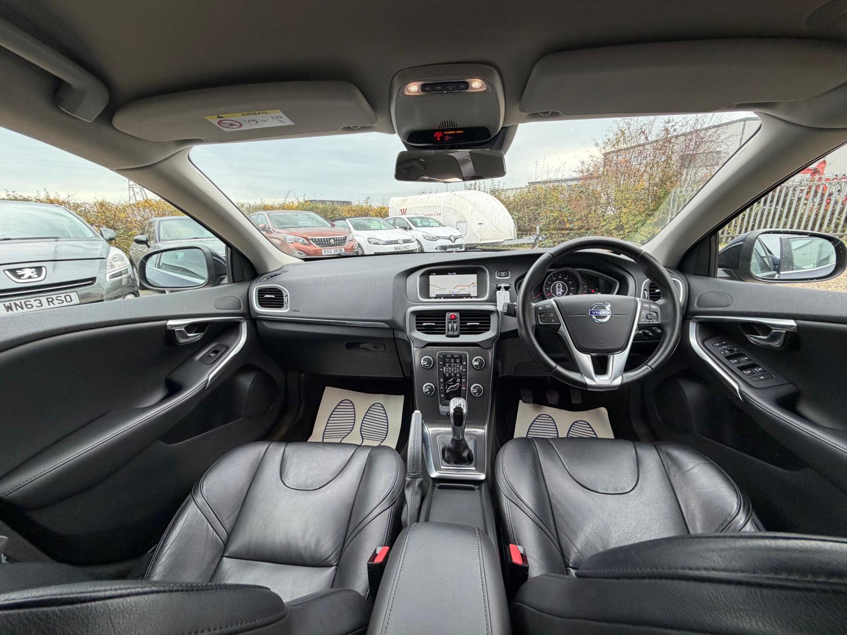 Volvo V40 2.0 D2 SE Lux Nav Hatchback 5dr Diesel Manual Euro 6 (s/s) (120 ps)