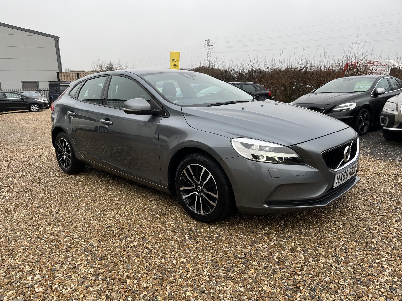 Volvo V40 2.0 T2 GPF Momentum Nav Plus Hatchback 5dr Petrol Manual Euro 6 (s/s) (122 ps)