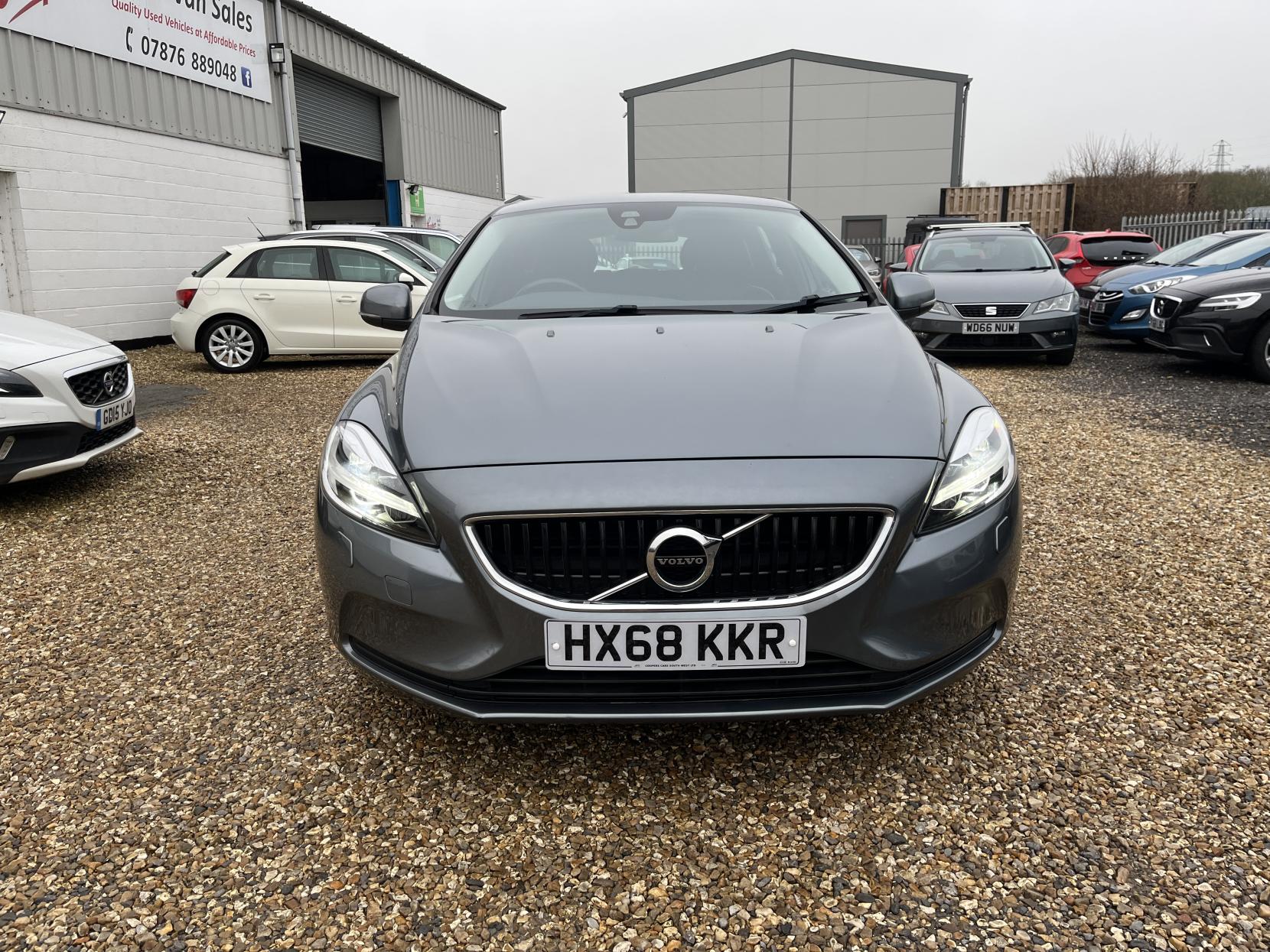 Volvo V40 2.0 T2 GPF Momentum Nav Plus Hatchback 5dr Petrol Manual Euro 6 (s/s) (122 ps)