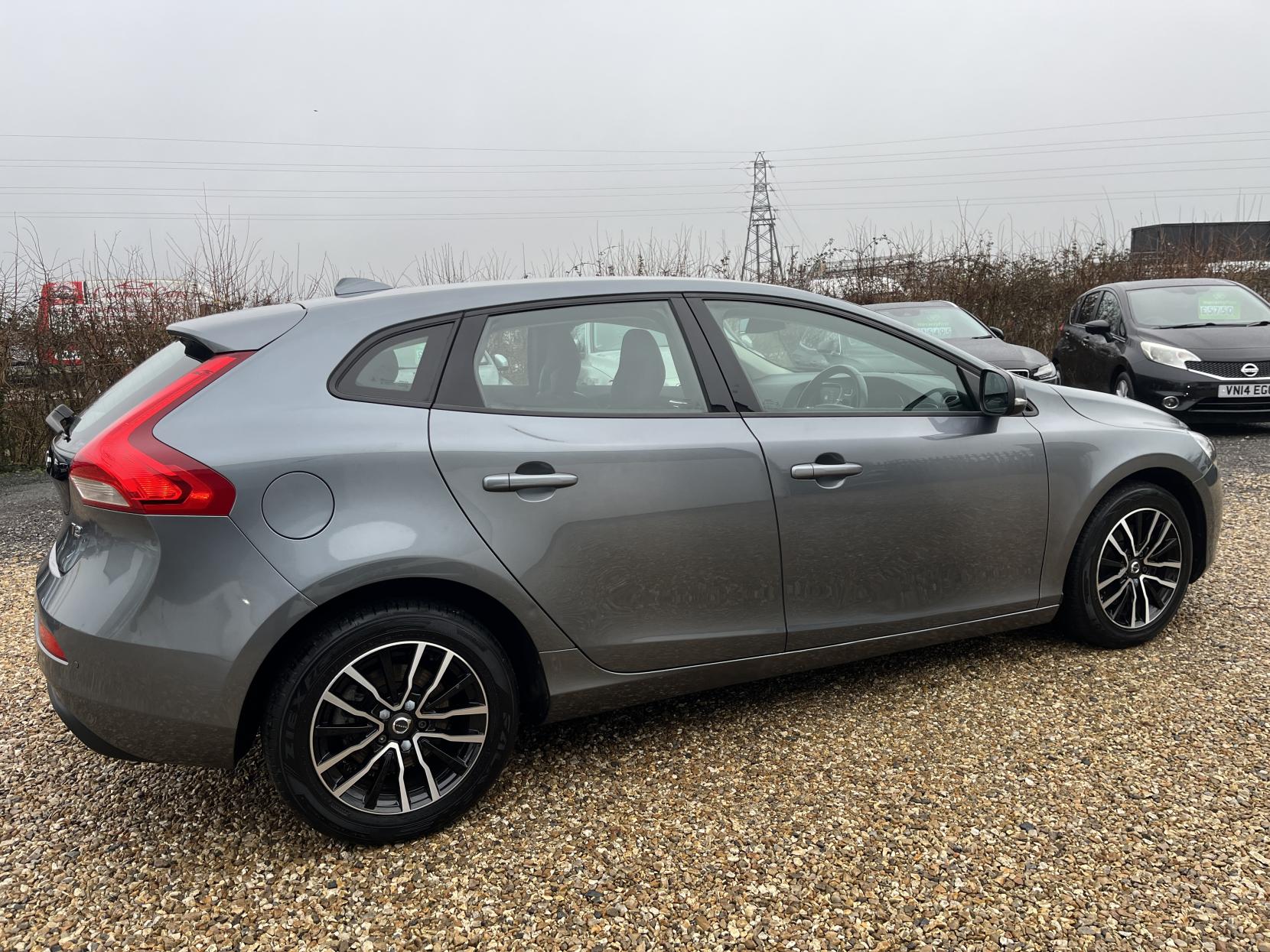 Volvo V40 2.0 T2 GPF Momentum Nav Plus Hatchback 5dr Petrol Manual Euro 6 (s/s) (122 ps)