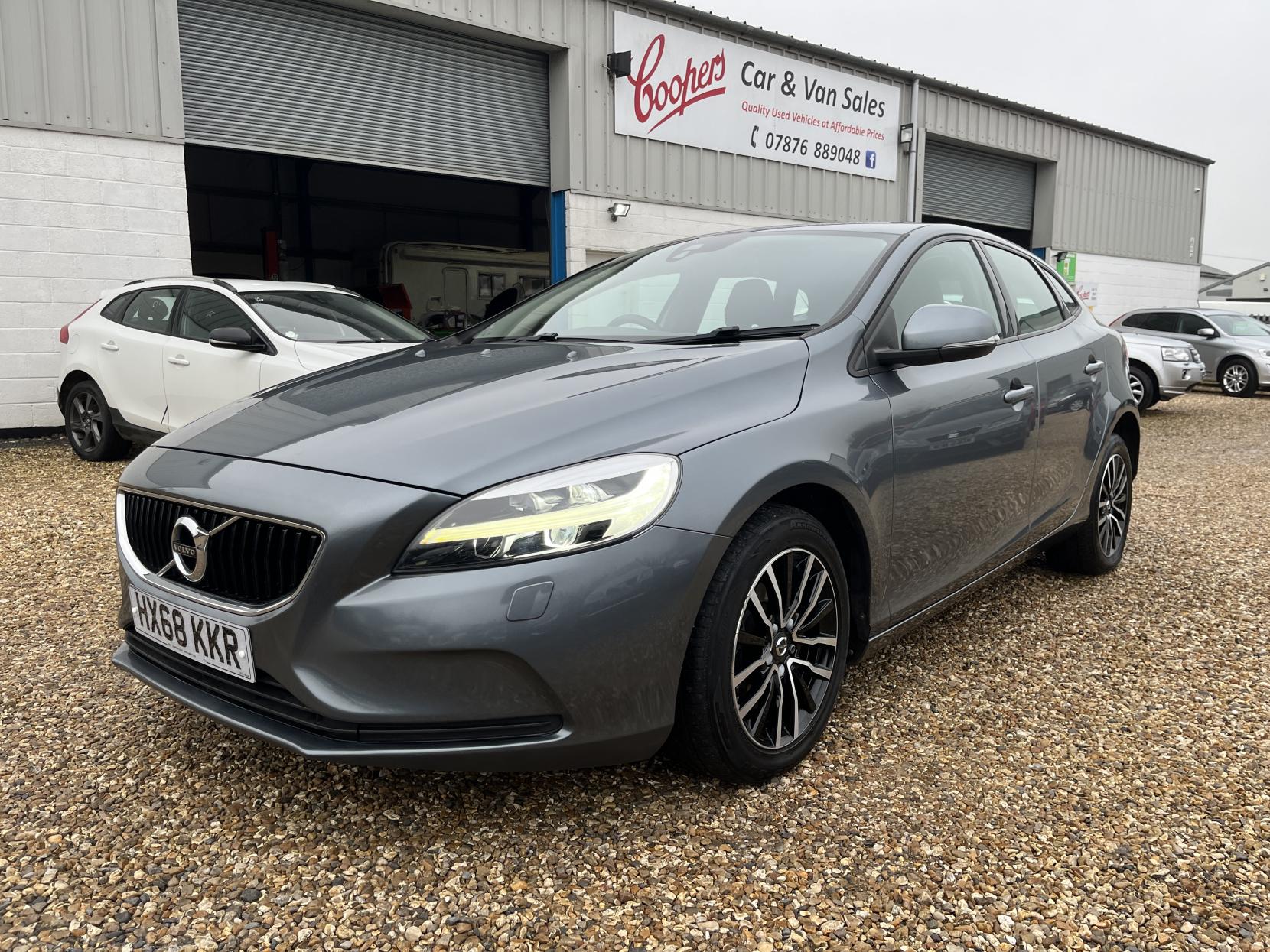 Volvo V40 2.0 T2 GPF Momentum Nav Plus Hatchback 5dr Petrol Manual Euro 6 (s/s) (122 ps)