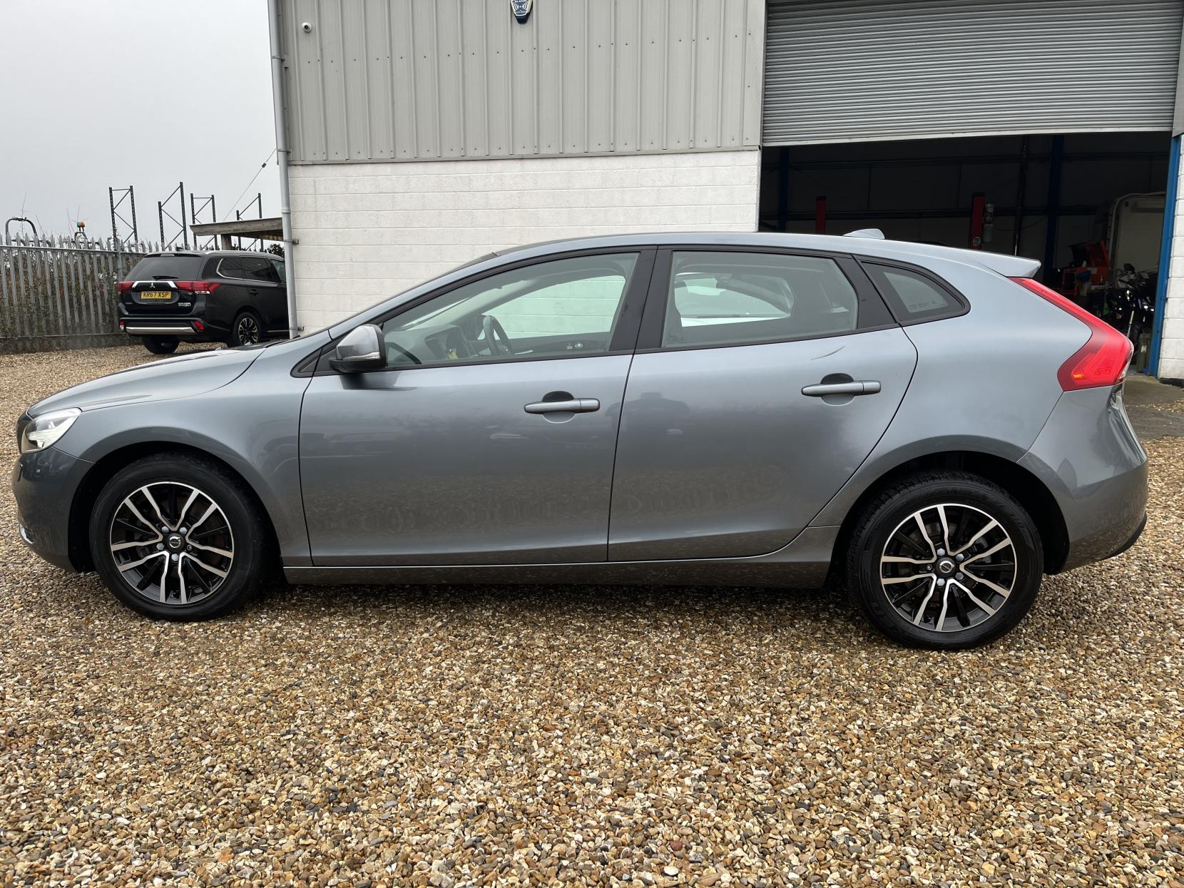 Volvo V40 2.0 T2 GPF Momentum Nav Plus Hatchback 5dr Petrol Manual Euro 6 (s/s) (122 ps)