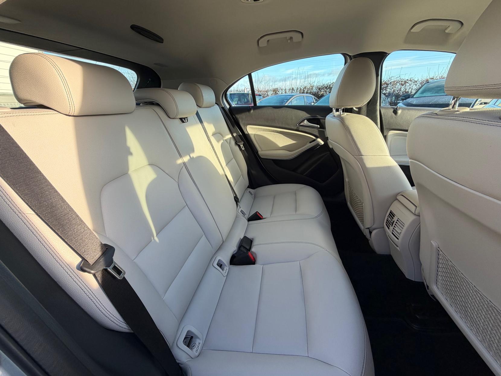 Mercedes-Benz A Class 1.5 A180d Sport (Executive) Hatchback 5dr Diesel Manual Euro 6 (s/s) (109 ps)