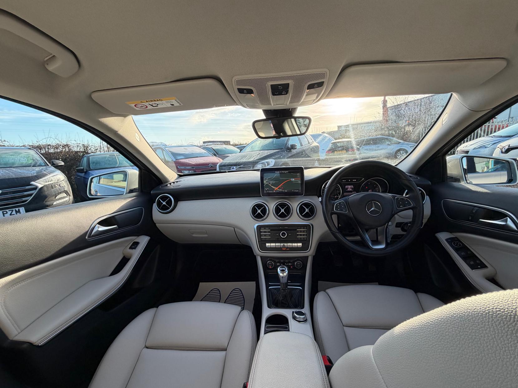 Mercedes-Benz A Class 1.5 A180d Sport (Executive) Hatchback 5dr Diesel Manual Euro 6 (s/s) (109 ps)