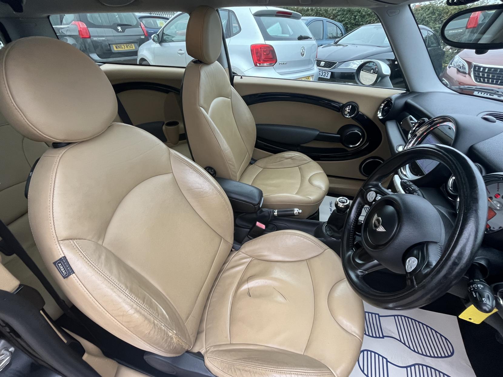 MINI Clubman 1.6 Cooper Estate 5dr Petrol Manual Euro 4 (120 ps)