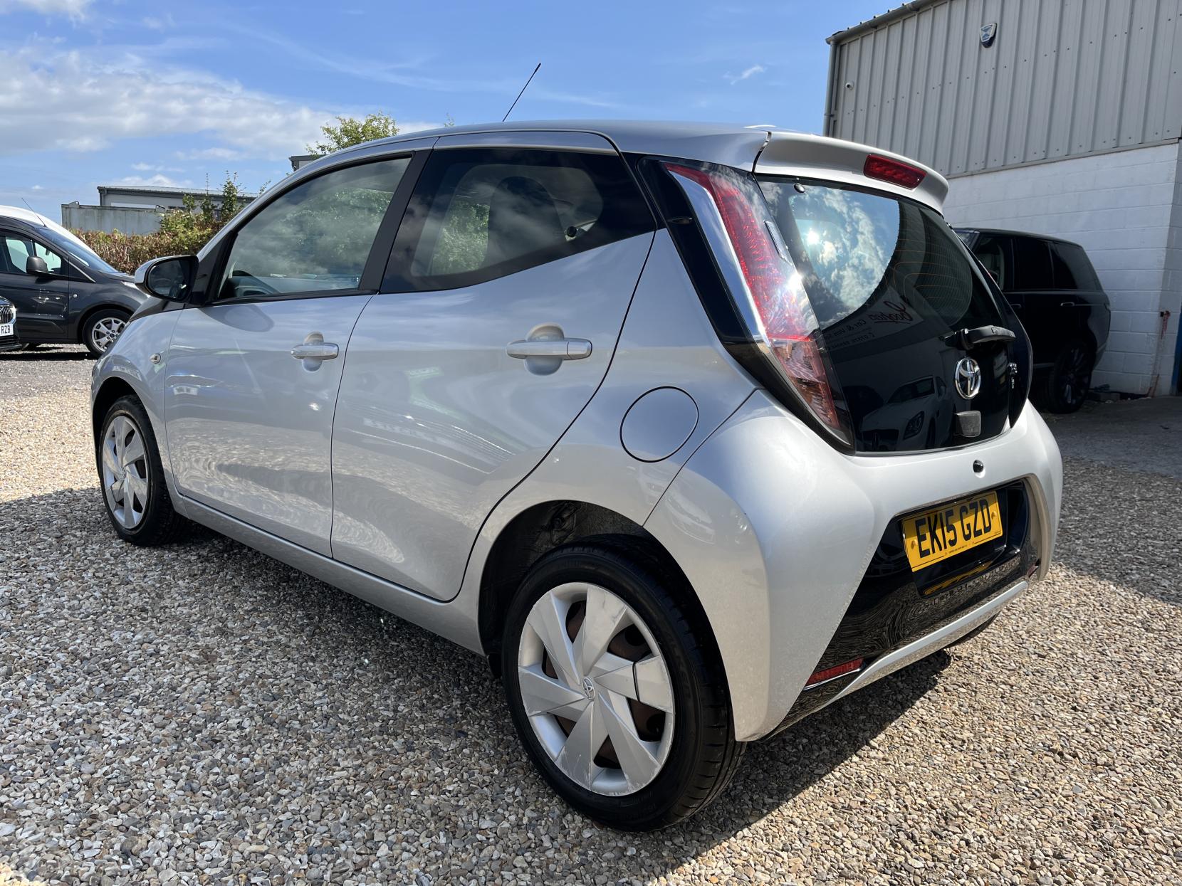 Toyota AYGO 1.0 VVT-i x-play Hatchback 5dr Petrol Manual Euro 5 Euro 5 (68 ps)