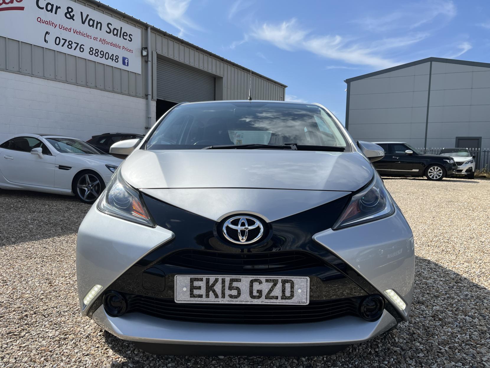 Toyota AYGO 1.0 VVT-i x-play Hatchback 5dr Petrol Manual Euro 5 Euro 5 (68 ps)