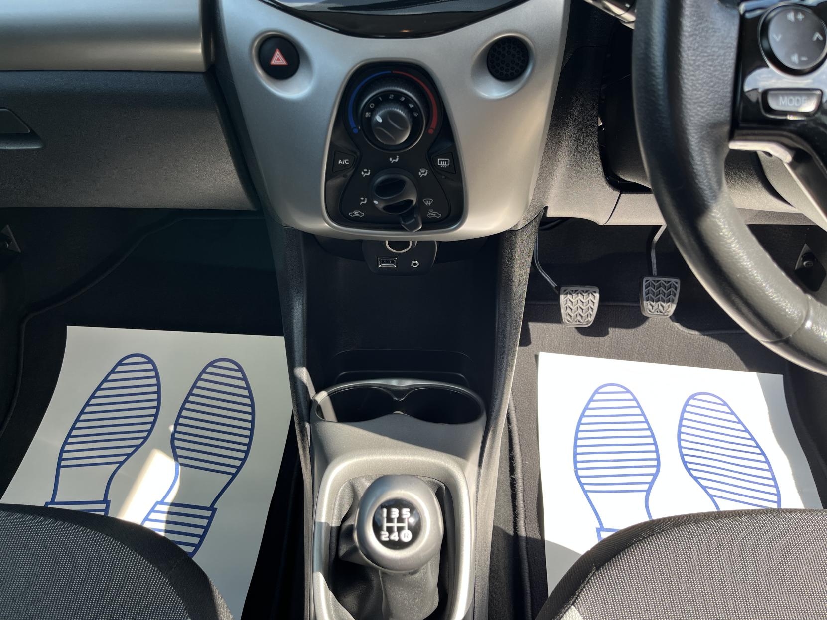 Toyota AYGO 1.0 VVT-i x-play Hatchback 5dr Petrol Manual Euro 5 Euro 5 (68 ps)