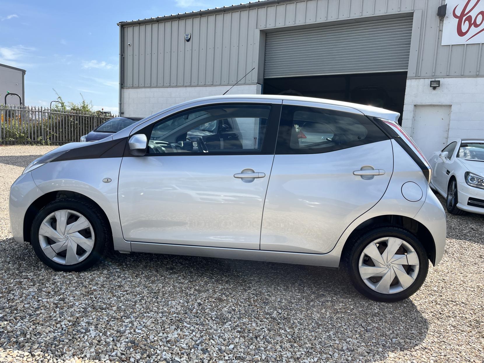 Toyota AYGO 1.0 VVT-i x-play Hatchback 5dr Petrol Manual Euro 5 Euro 5 (68 ps)