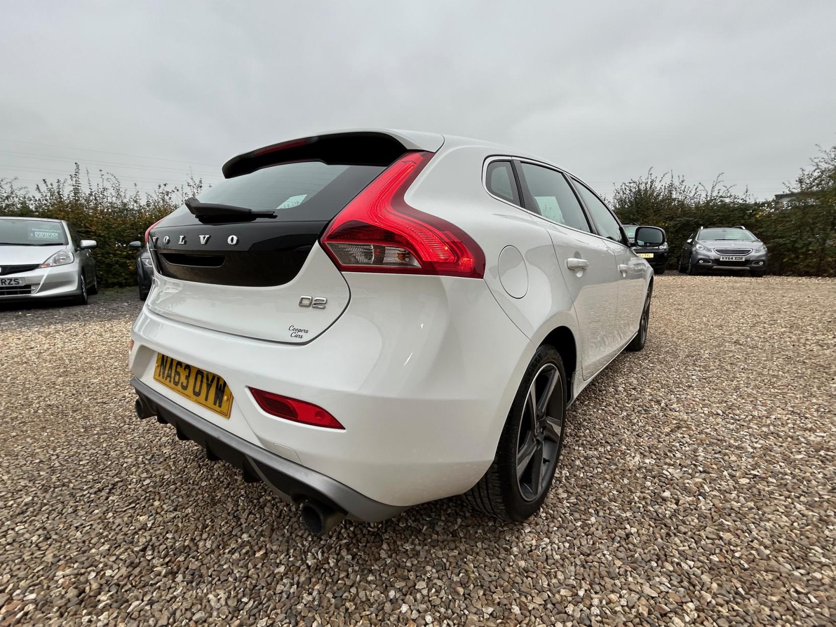 Volvo V40 1.6 D2 R-Design Lux Nav Hatchback 5dr Diesel Manual Euro 5 (s/s) (115 ps)