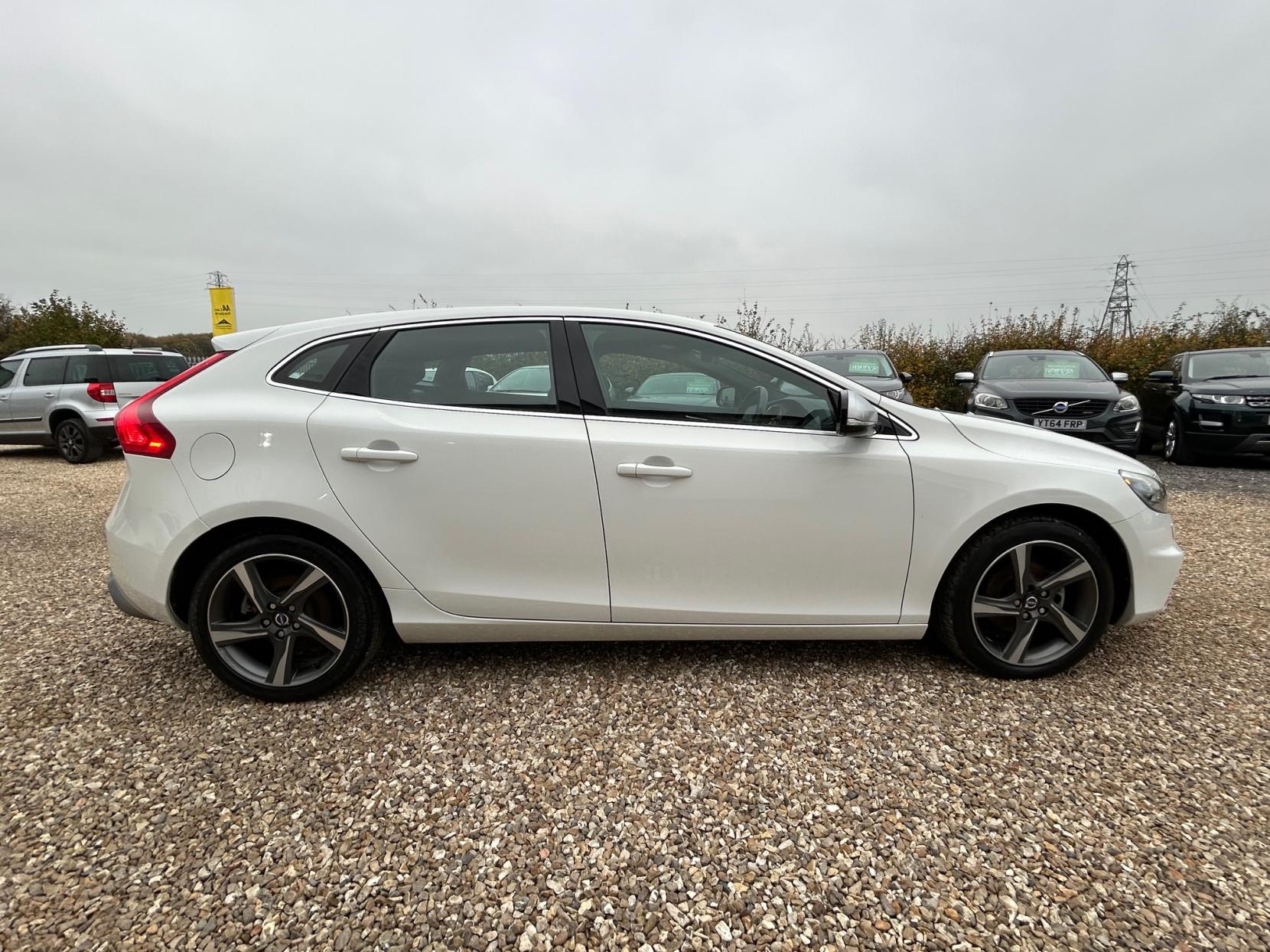 Volvo V40 1.6 D2 R-Design Lux Nav Hatchback 5dr Diesel Manual Euro 5 (s/s) (115 ps)