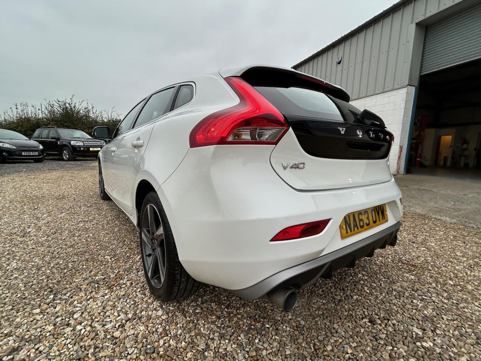 Volvo V40 1.6 D2 R-Design Lux Nav Hatchback 5dr Diesel Manual Euro 5 (s/s) (115 ps)