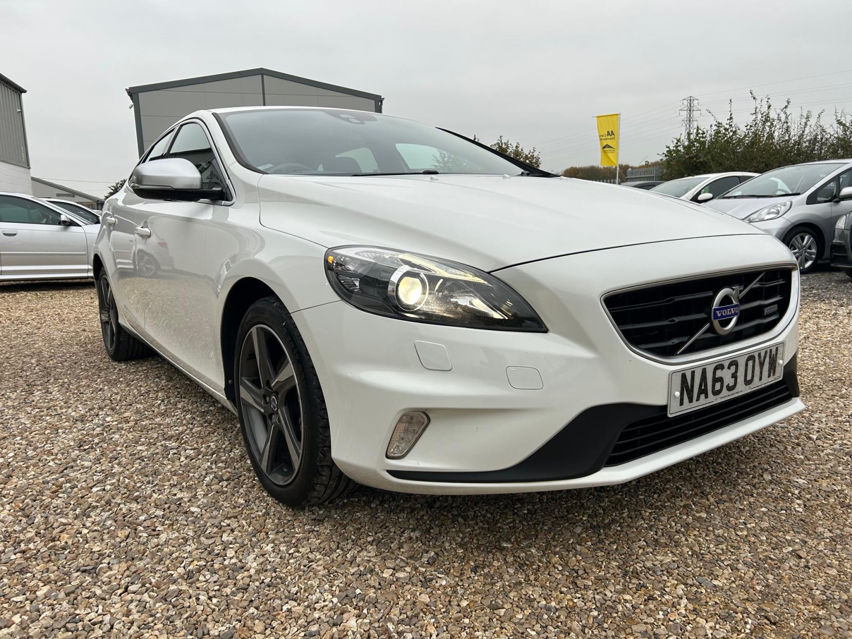 Volvo V40 1.6 D2 R-Design Lux Nav Hatchback 5dr Diesel Manual Euro 5 (s/s) (115 ps)