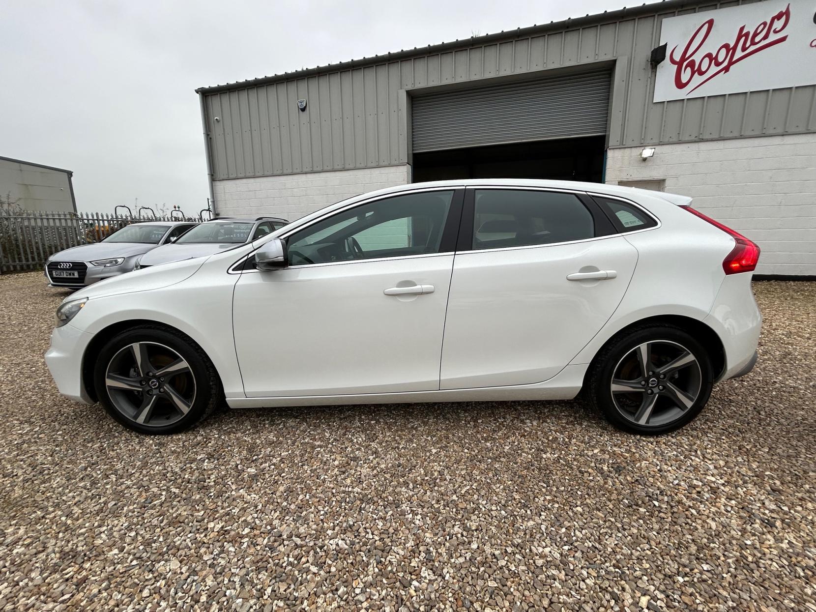 Volvo V40 1.6 D2 R-Design Lux Nav Hatchback 5dr Diesel Manual Euro 5 (s/s) (115 ps)