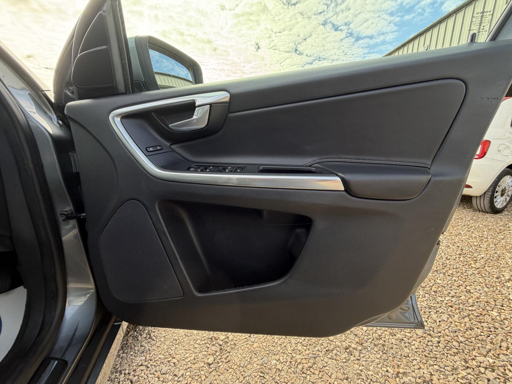 Volvo XC60 2.0 D4 SE Lux SUV 5dr Diesel Manual Euro 6 (s/s) (190 ps)