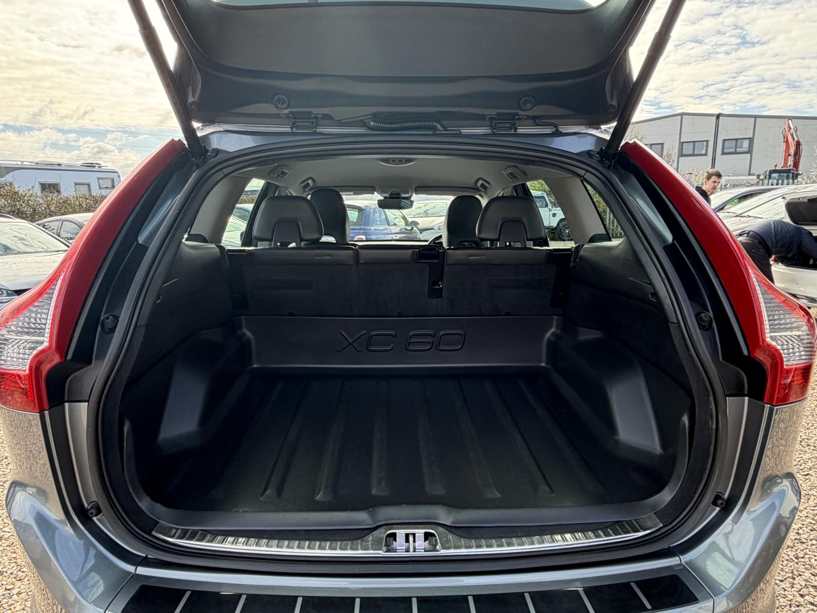 Volvo XC60 2.0 D4 SE Lux SUV 5dr Diesel Manual Euro 6 (s/s) (190 ps)