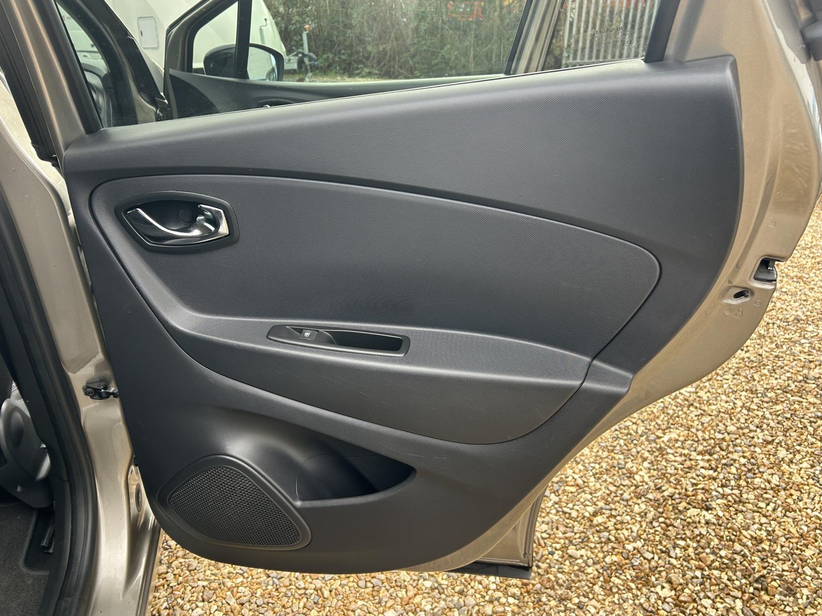 Renault Captur 1.5 dCi ENERGY Dynamique S MediaNav SUV 5dr Diesel Manual Euro 5 (s/s) (90 ps)