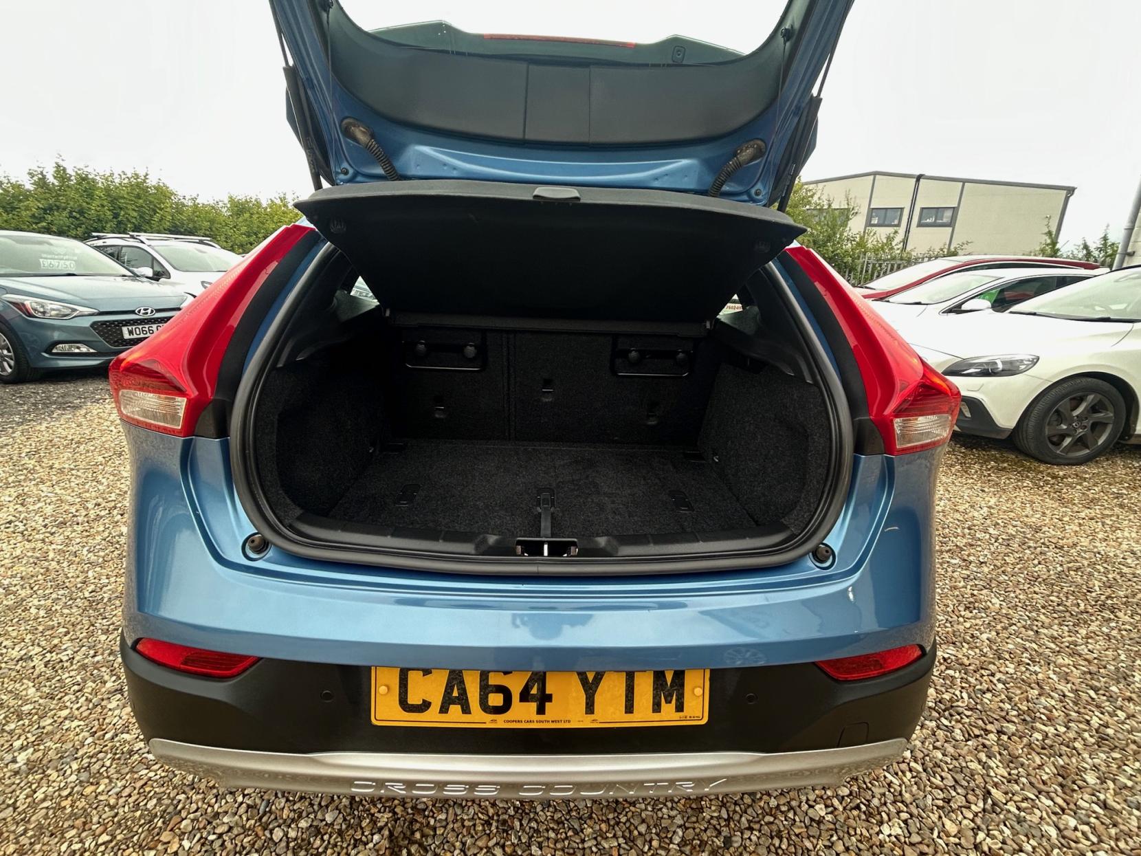 Volvo V40 Cross Country 1.6 D2 Lux Hatchback 5dr Diesel Powershift Euro 5 (s/s) (115 ps)