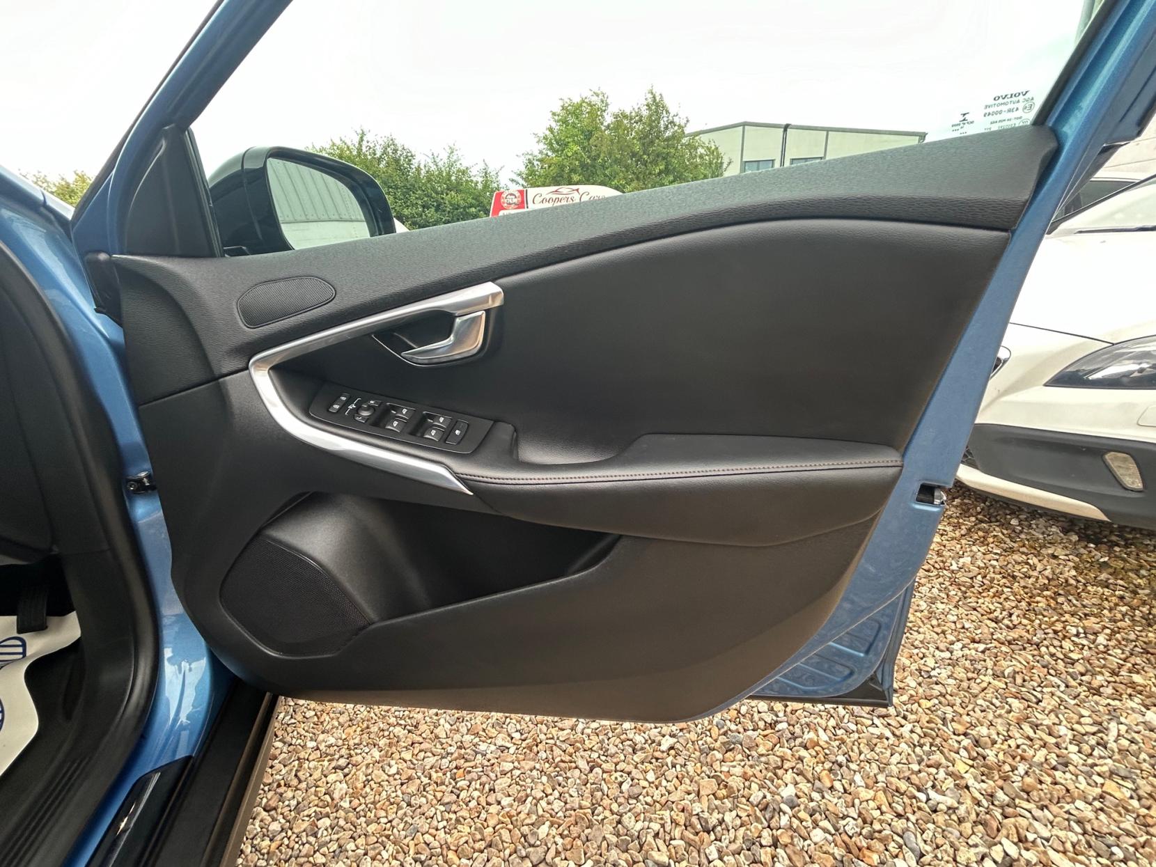 Volvo V40 Cross Country 1.6 D2 Lux Hatchback 5dr Diesel Powershift Euro 5 (s/s) (115 ps)