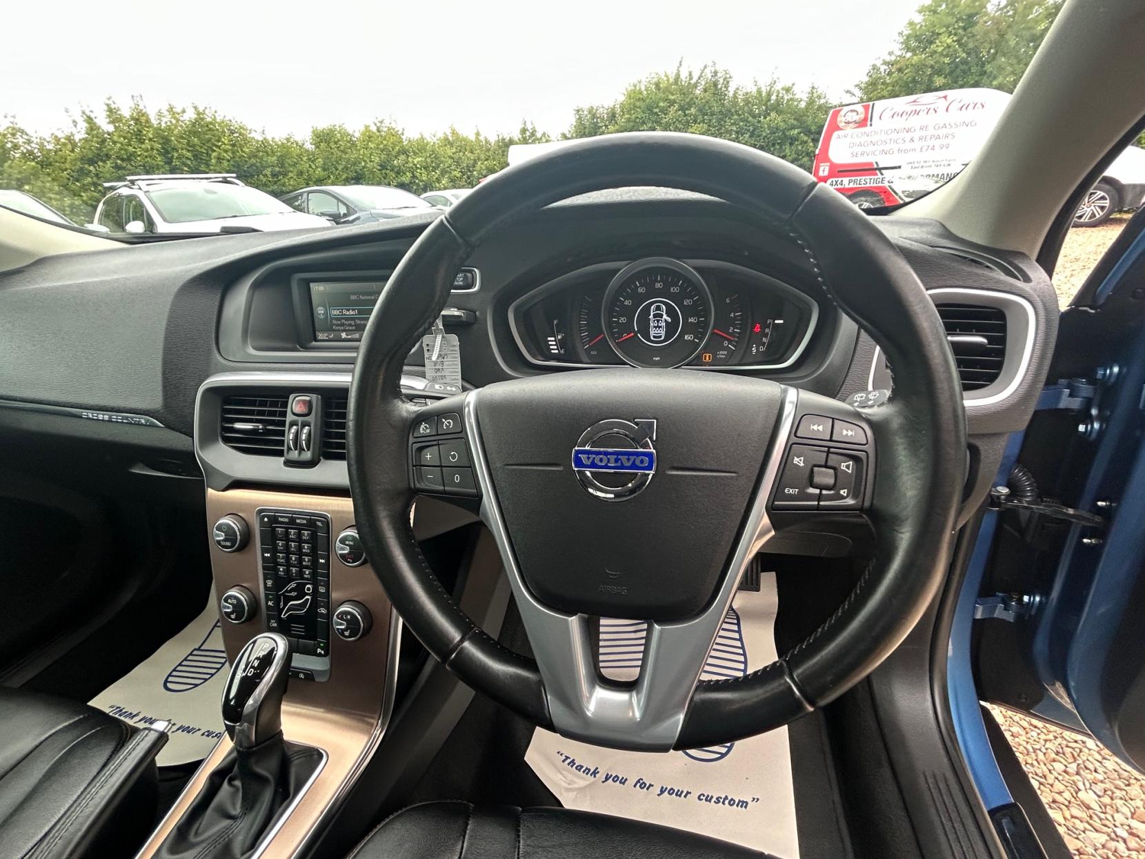 Volvo V40 Cross Country 1.6 D2 Lux Hatchback 5dr Diesel Powershift Euro 5 (s/s) (115 ps)