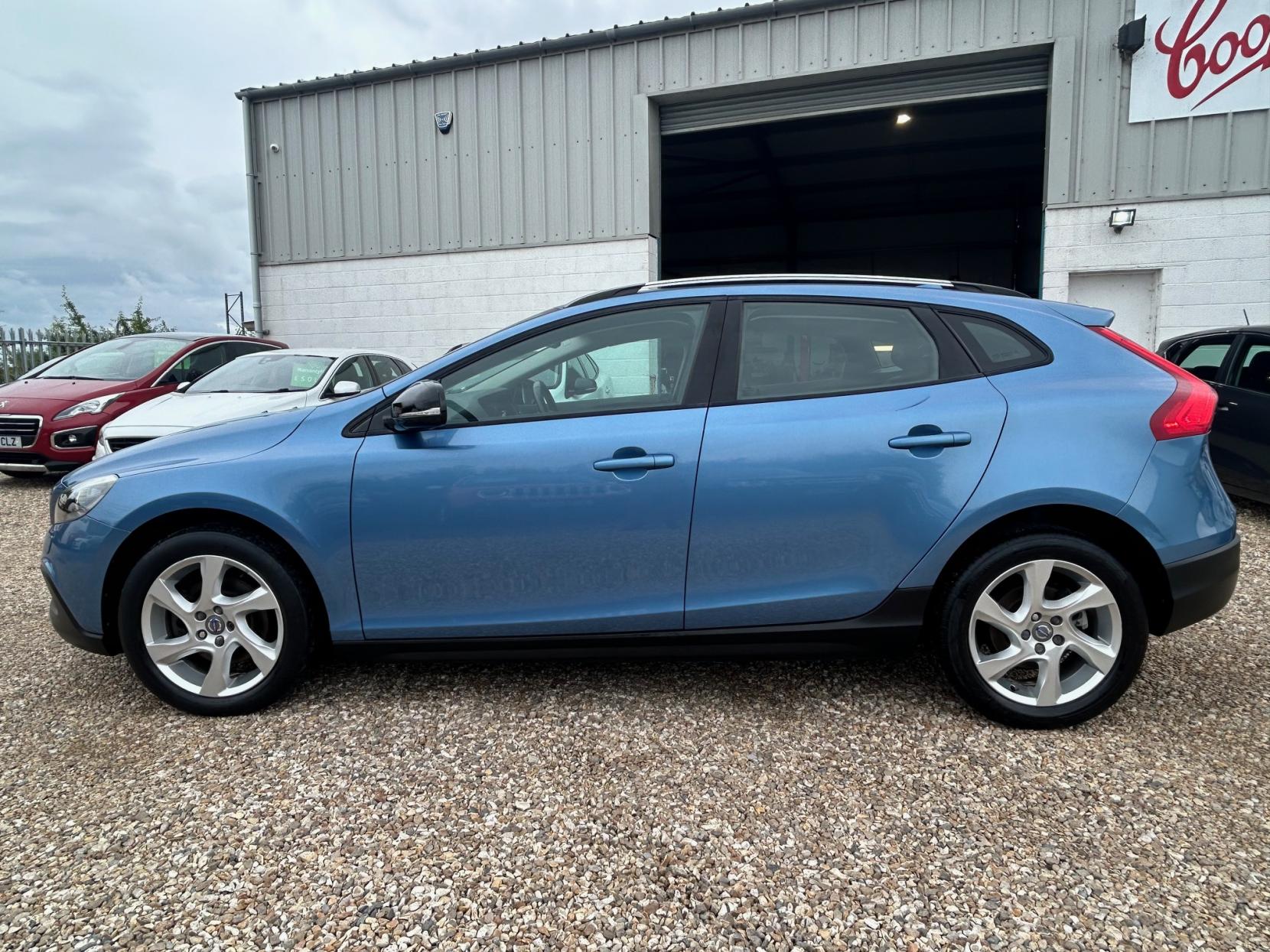 Volvo V40 Cross Country 1.6 D2 Lux Hatchback 5dr Diesel Powershift Euro 5 (s/s) (115 ps)