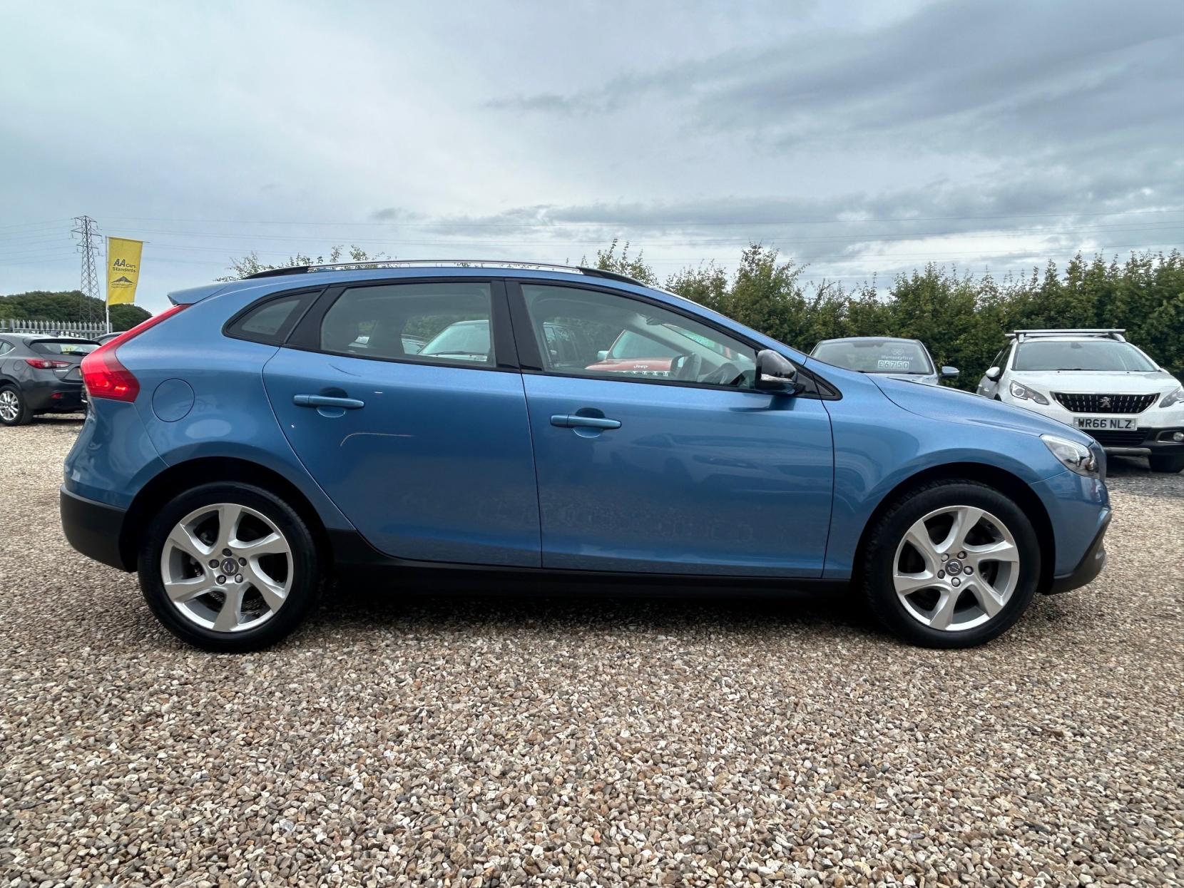 Volvo V40 Cross Country 1.6 D2 Lux Hatchback 5dr Diesel Powershift Euro 5 (s/s) (115 ps)