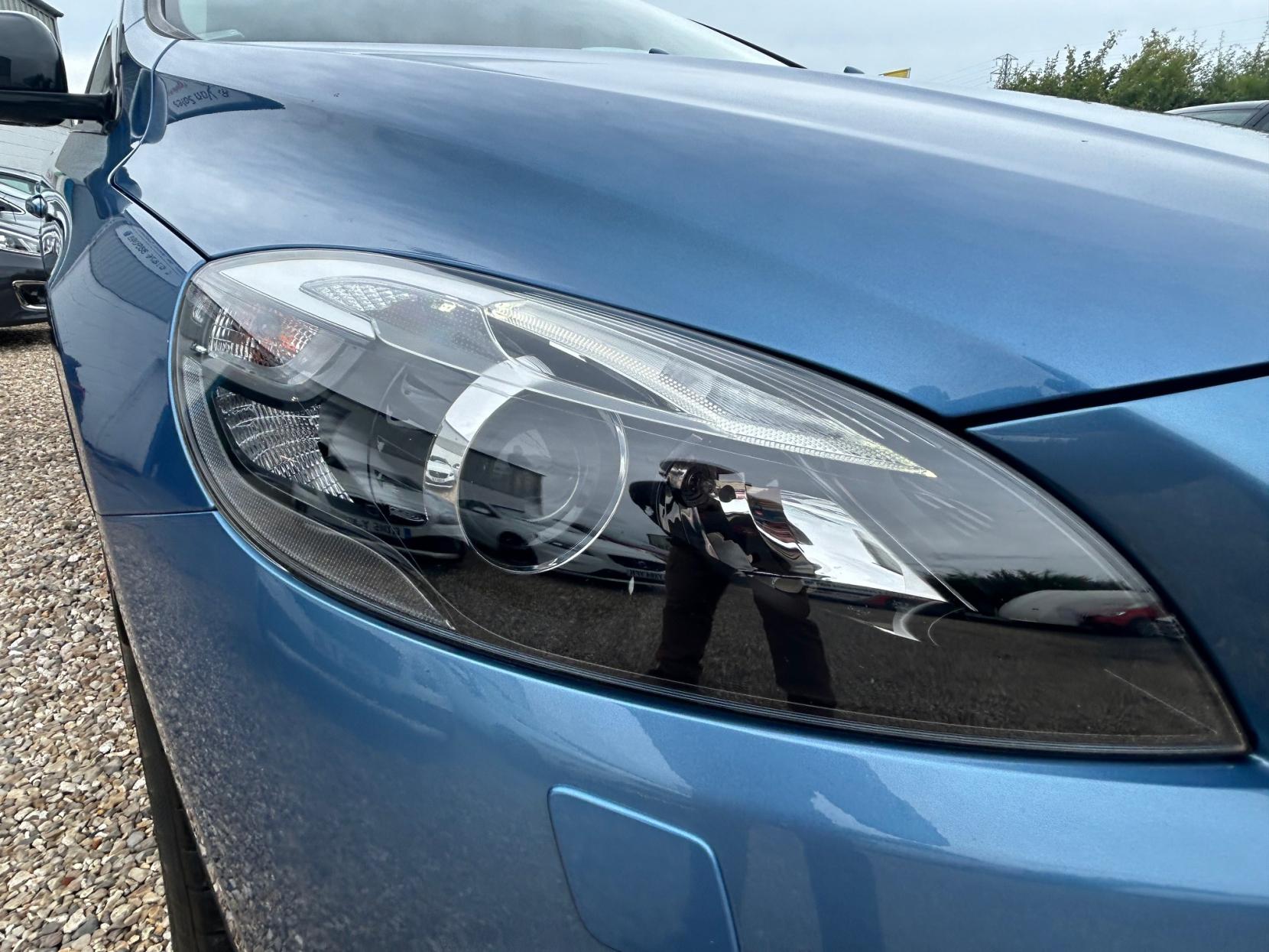 Volvo V40 Cross Country 1.6 D2 Lux Hatchback 5dr Diesel Powershift Euro 5 (s/s) (115 ps)
