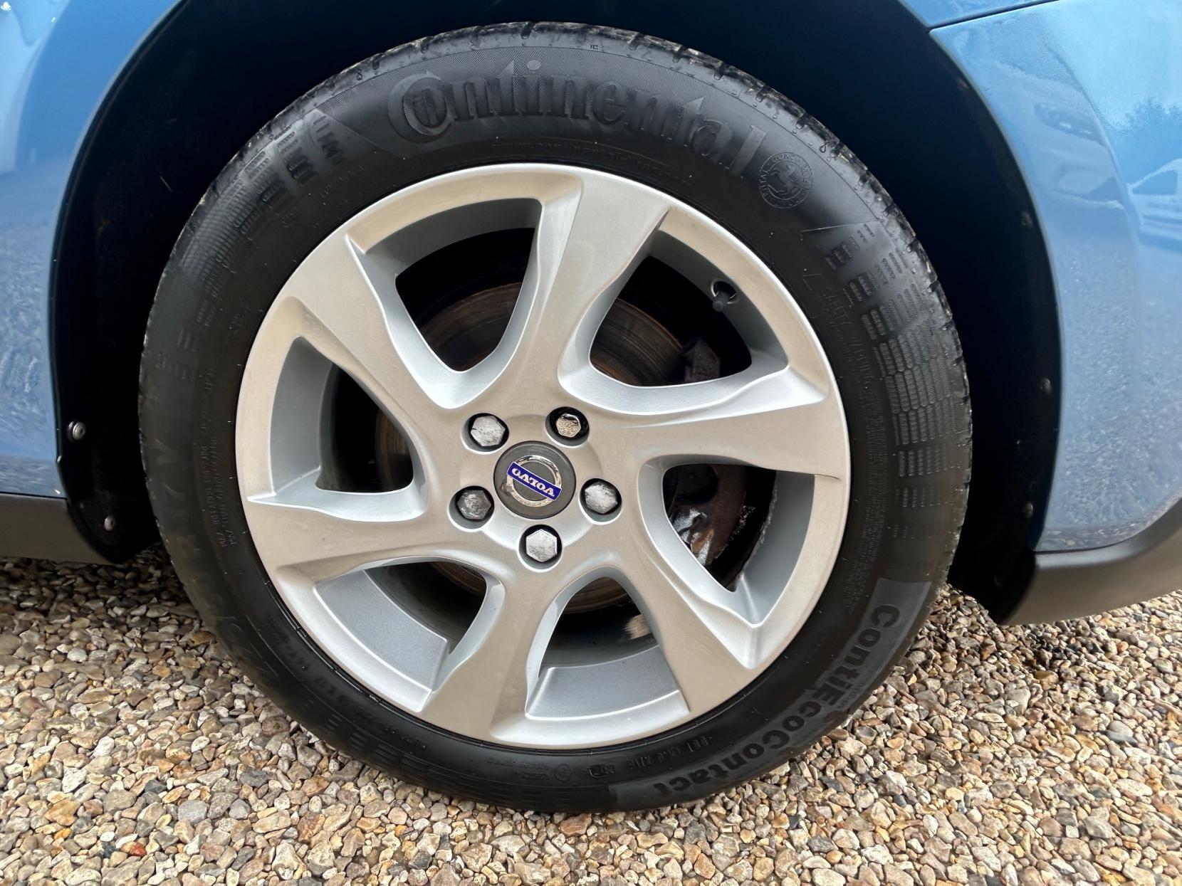 Volvo V40 Cross Country 1.6 D2 Lux Hatchback 5dr Diesel Powershift Euro 5 (s/s) (115 ps)